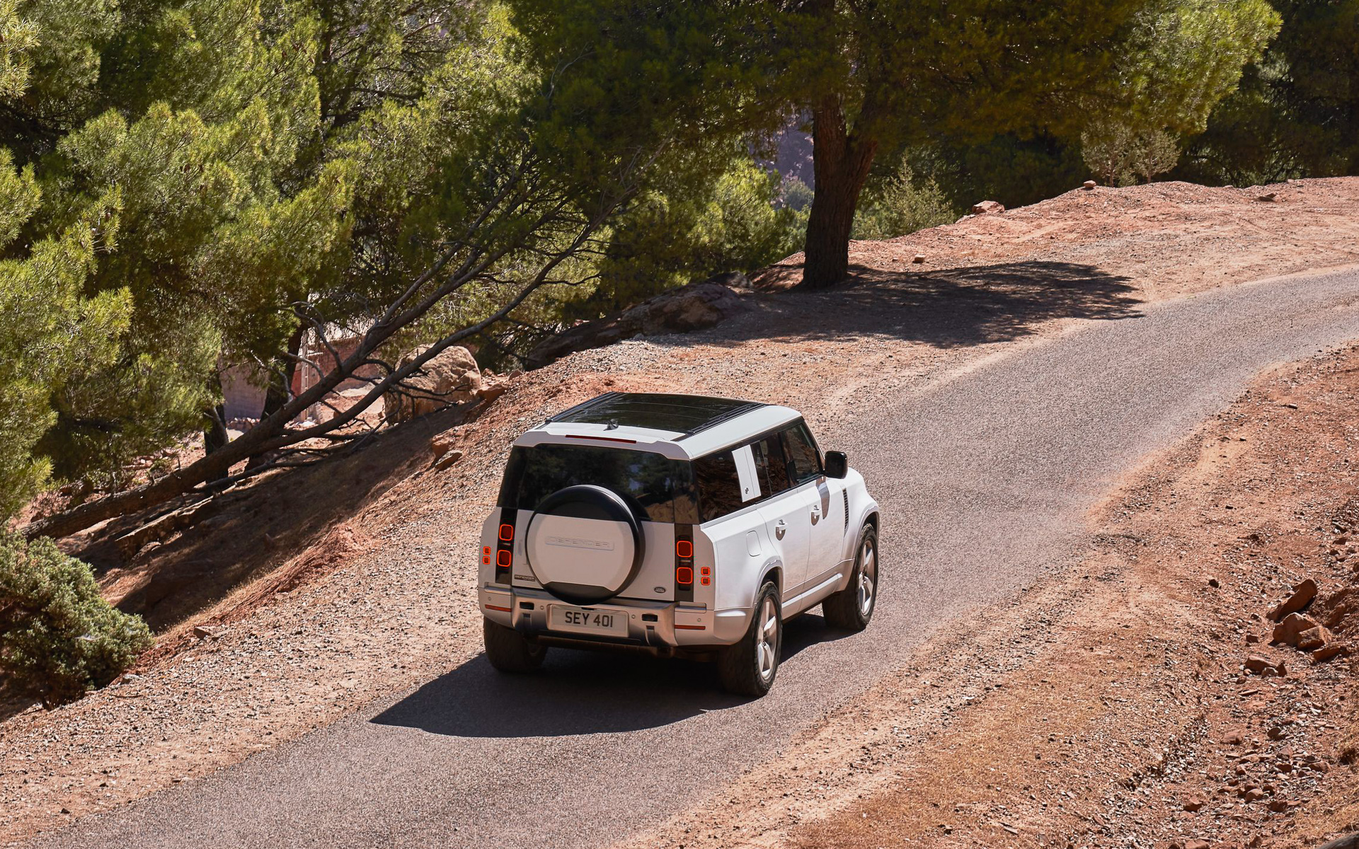 ディフェンダー 130のボディサイズは5358×2008×1970mm（全長×全幅×全高。全幅はドアミラー格納時）、ホイールベースは3022mm