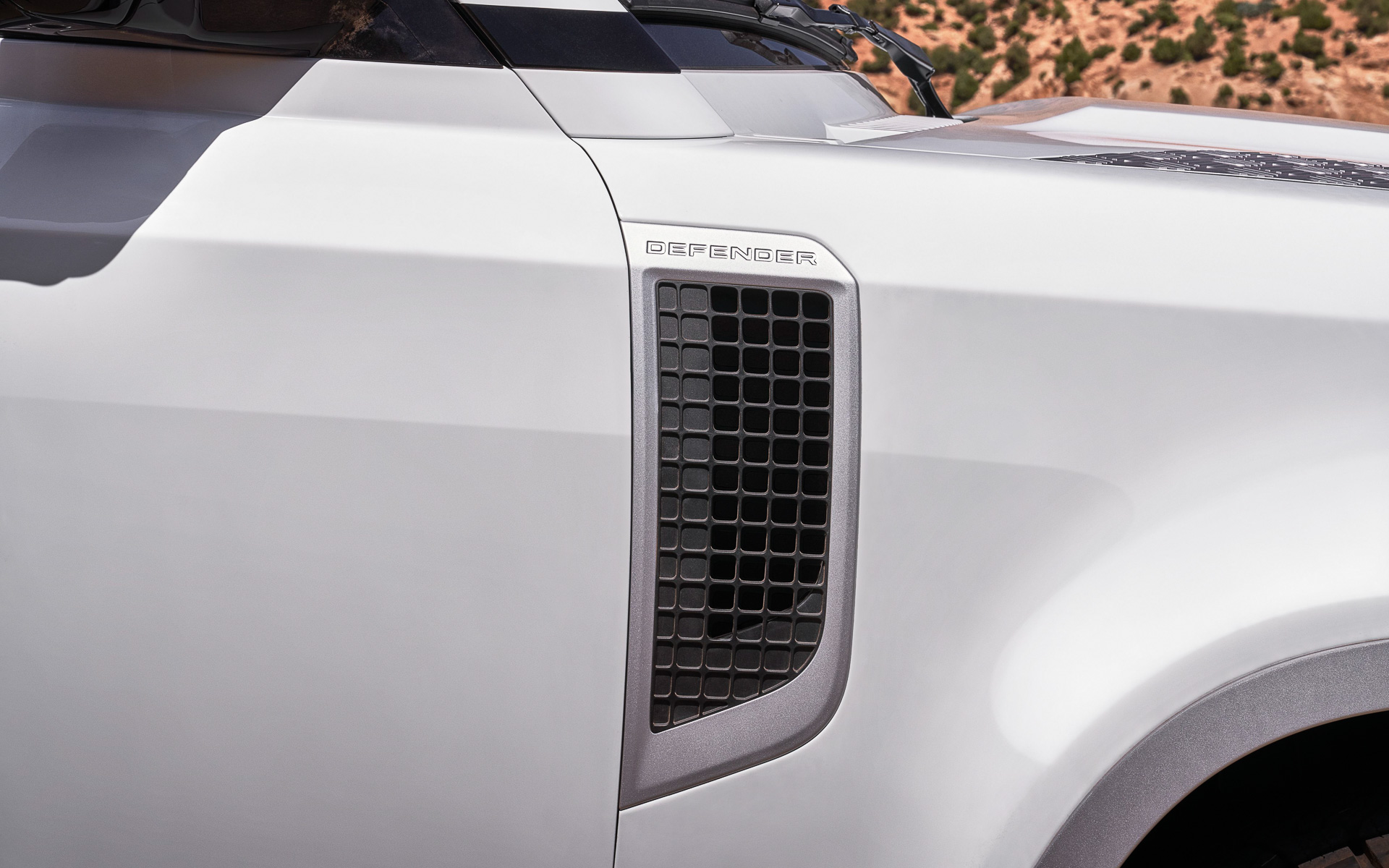 ディフェンダー 130のボディサイズは5358×2008×1970mm（全長×全幅×全高。全幅はドアミラー格納時）、ホイールベースは3022mm