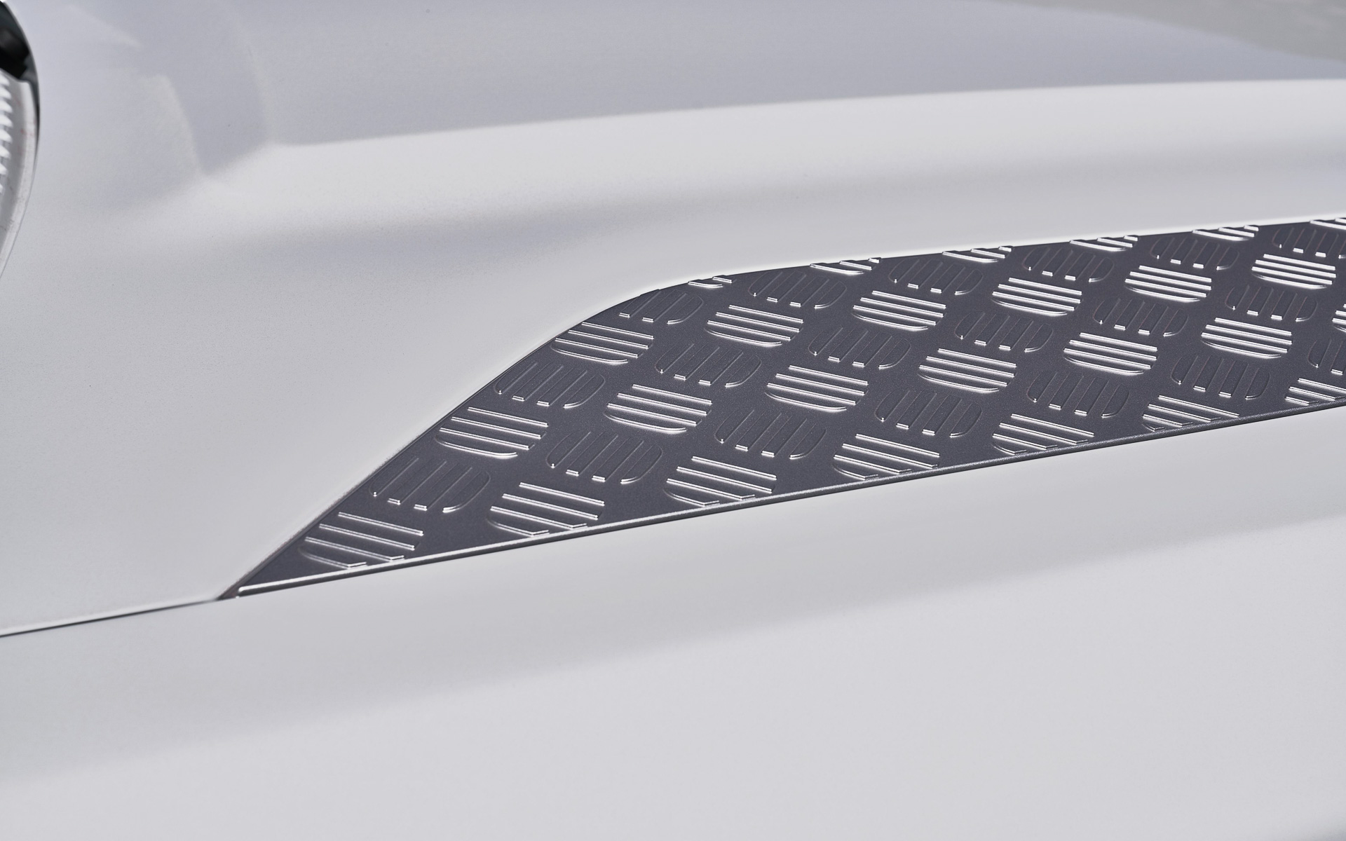 ディフェンダー 130のボディサイズは5358×2008×1970mm（全長×全幅×全高。全幅はドアミラー格納時）、ホイールベースは3022mm