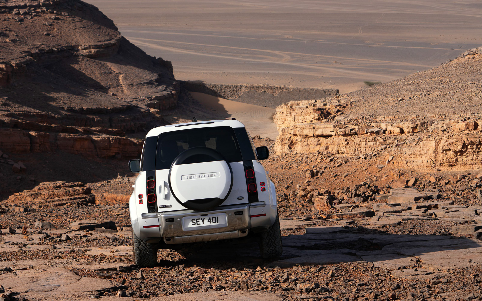 ディフェンダー 130のボディサイズは5358×2008×1970mm（全長×全幅×全高。全幅はドアミラー格納時）、ホイールベースは3022mm