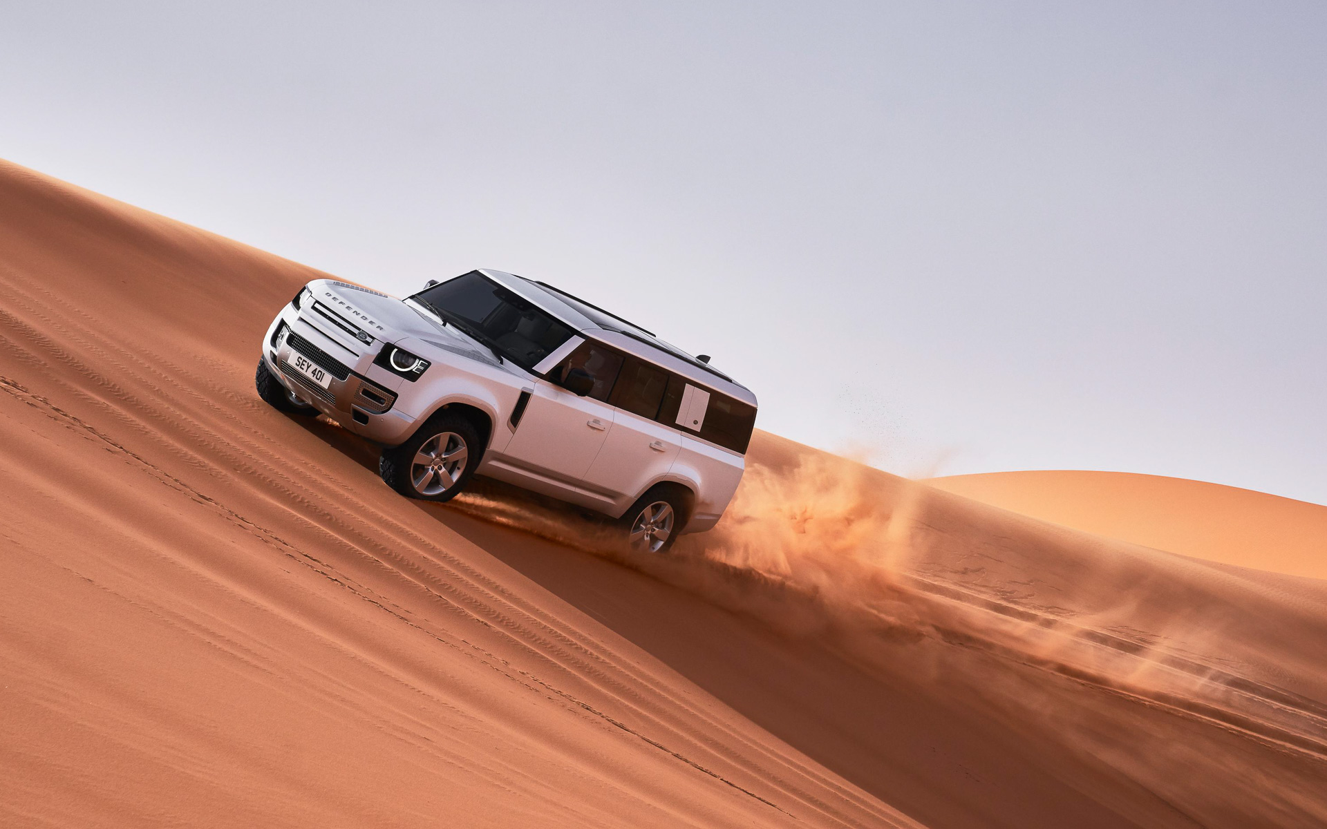 ディフェンダー 130のボディサイズは5358×2008×1970mm（全長×全幅×全高。全幅はドアミラー格納時）、ホイールベースは3022mm