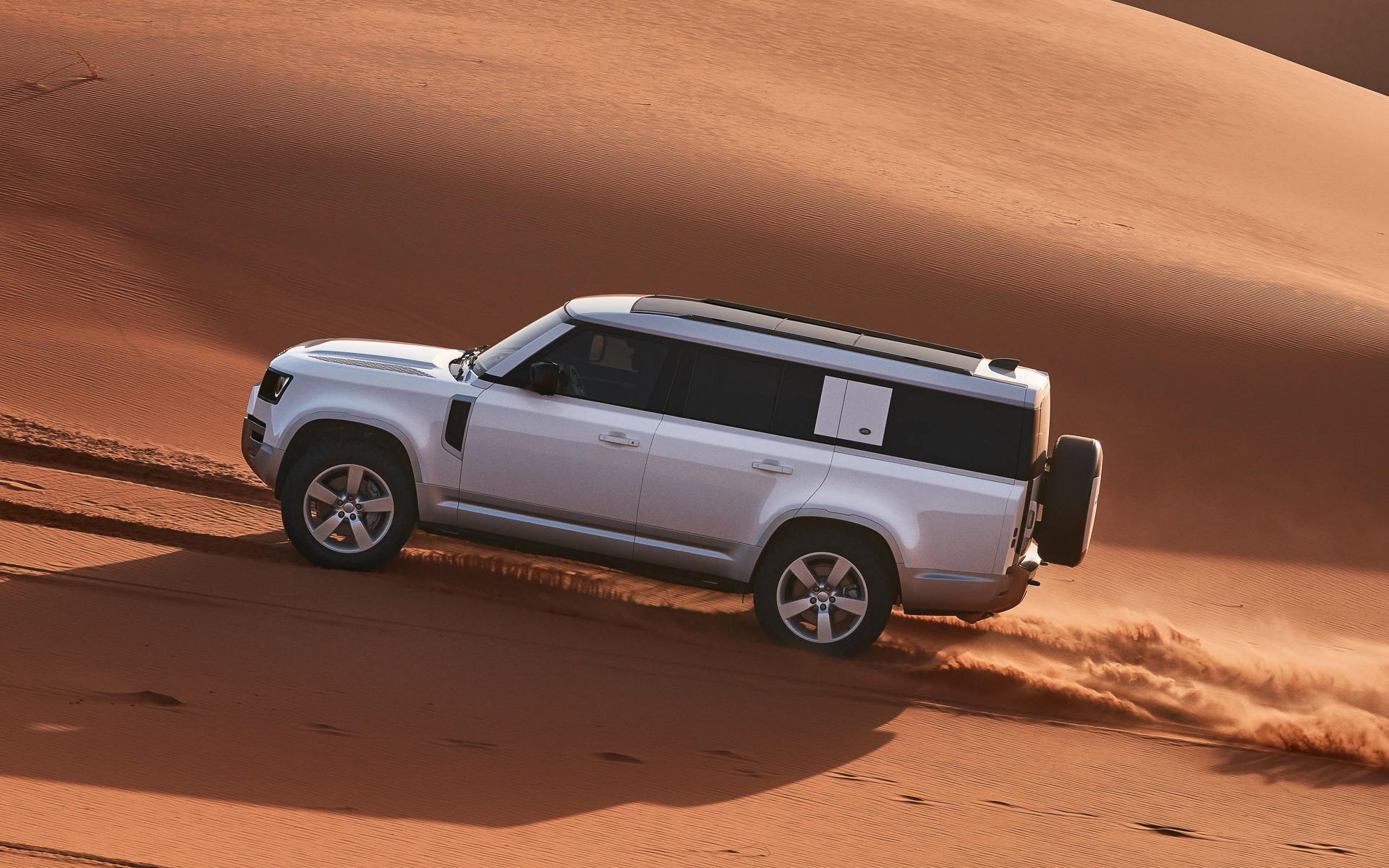 8人乗りの新型「ディフェンダー 130」がデビュー