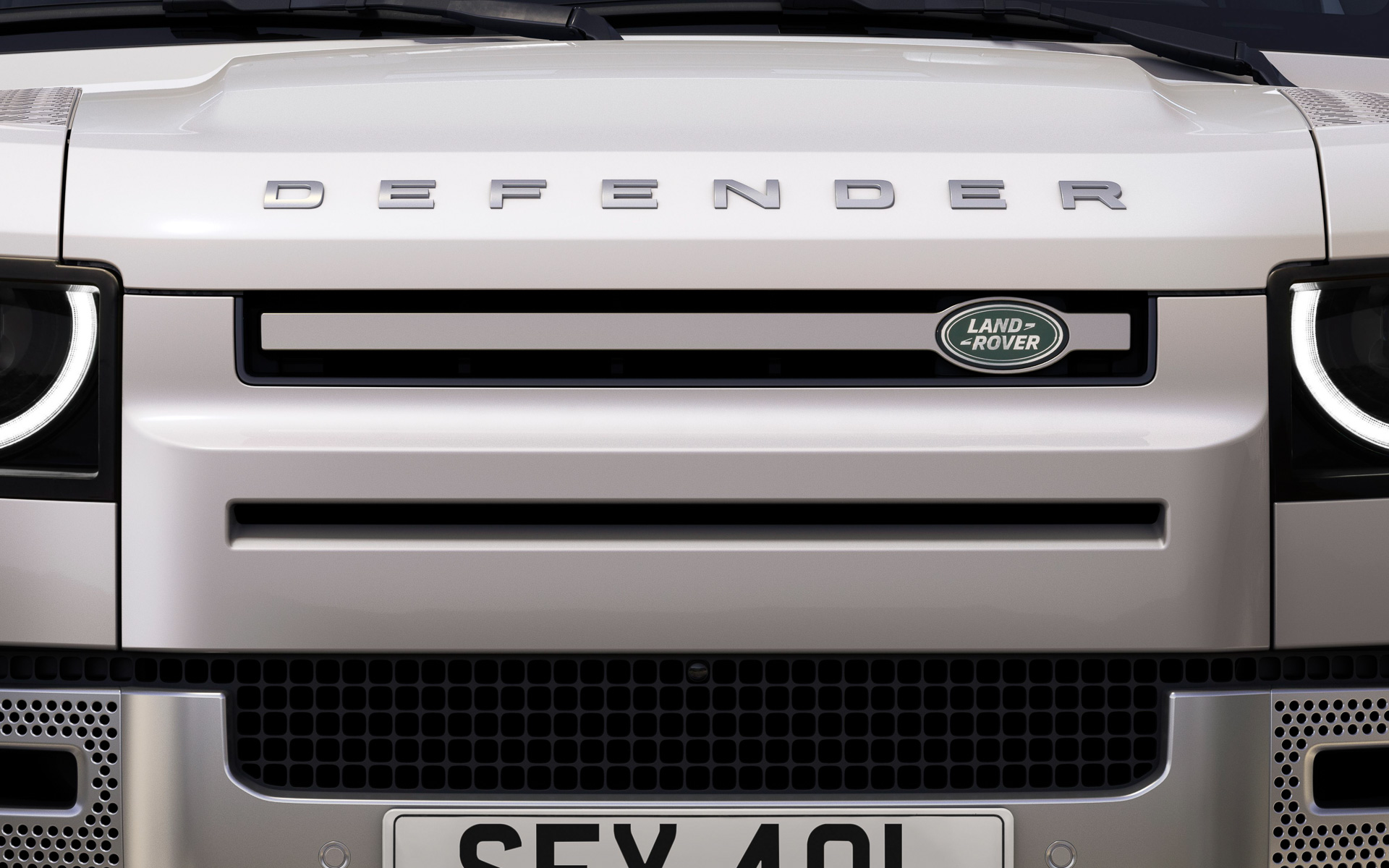 ディフェンダー 130のボディサイズは5358×2008×1970mm（全長×全幅×全高。全幅はドアミラー格納時）、ホイールベースは3022mm