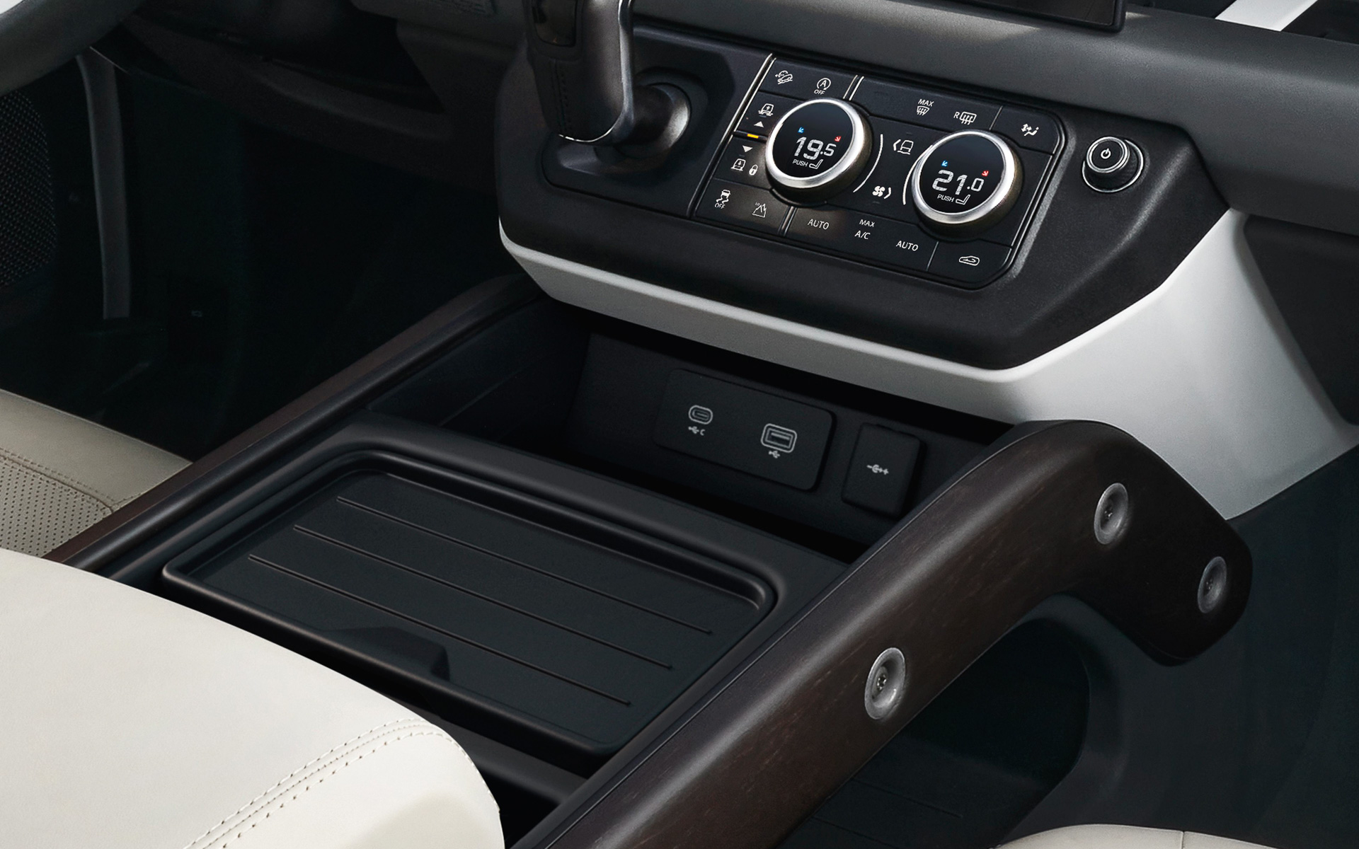 インテリアではインフォテインメント「Pivi Pro」や空気清浄システムプラスなどを標準装備