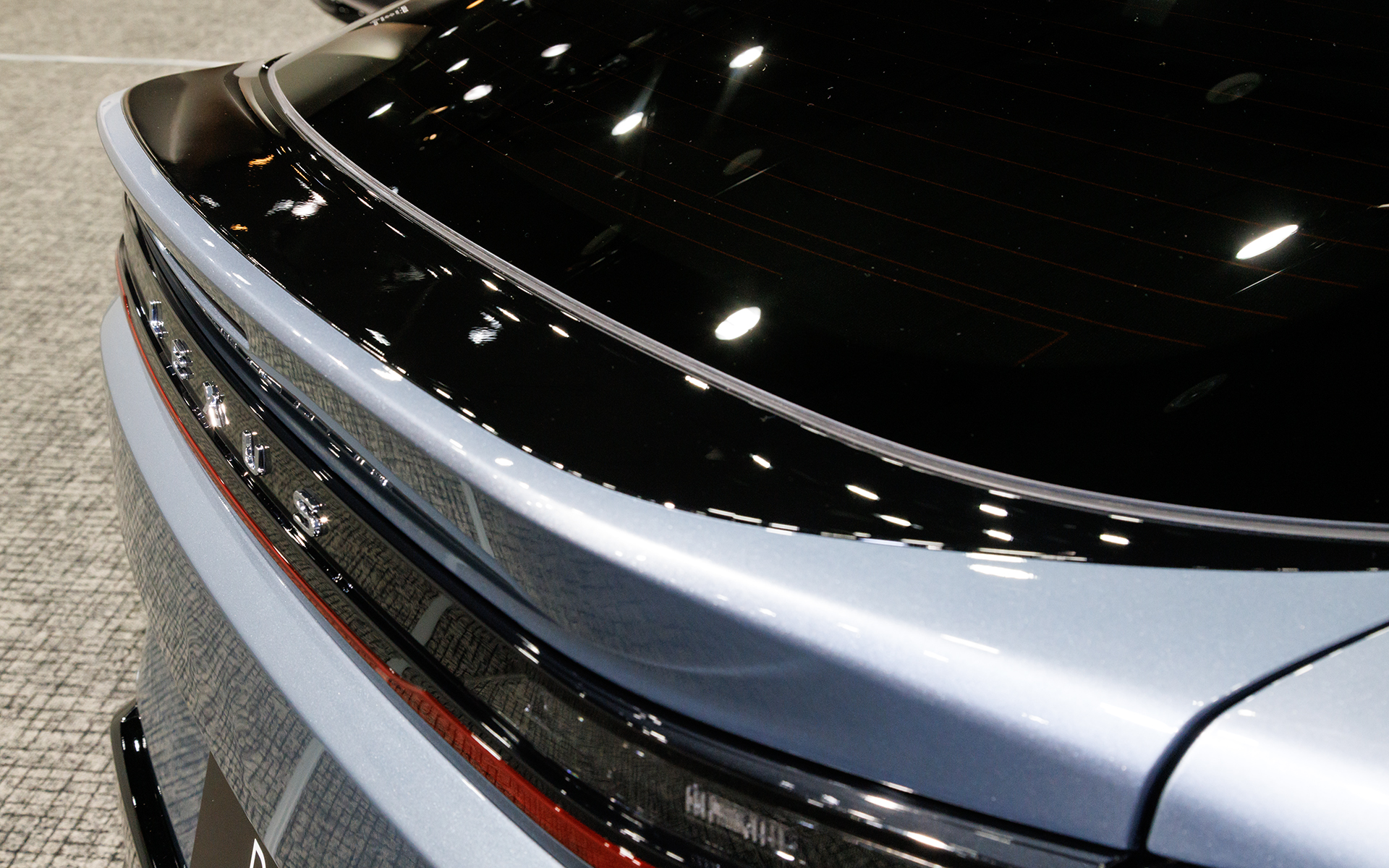 ダックテール形状とすることで、ルーフからリアウィンドウへと流れる空気を整流しつつダウンフォースを獲得