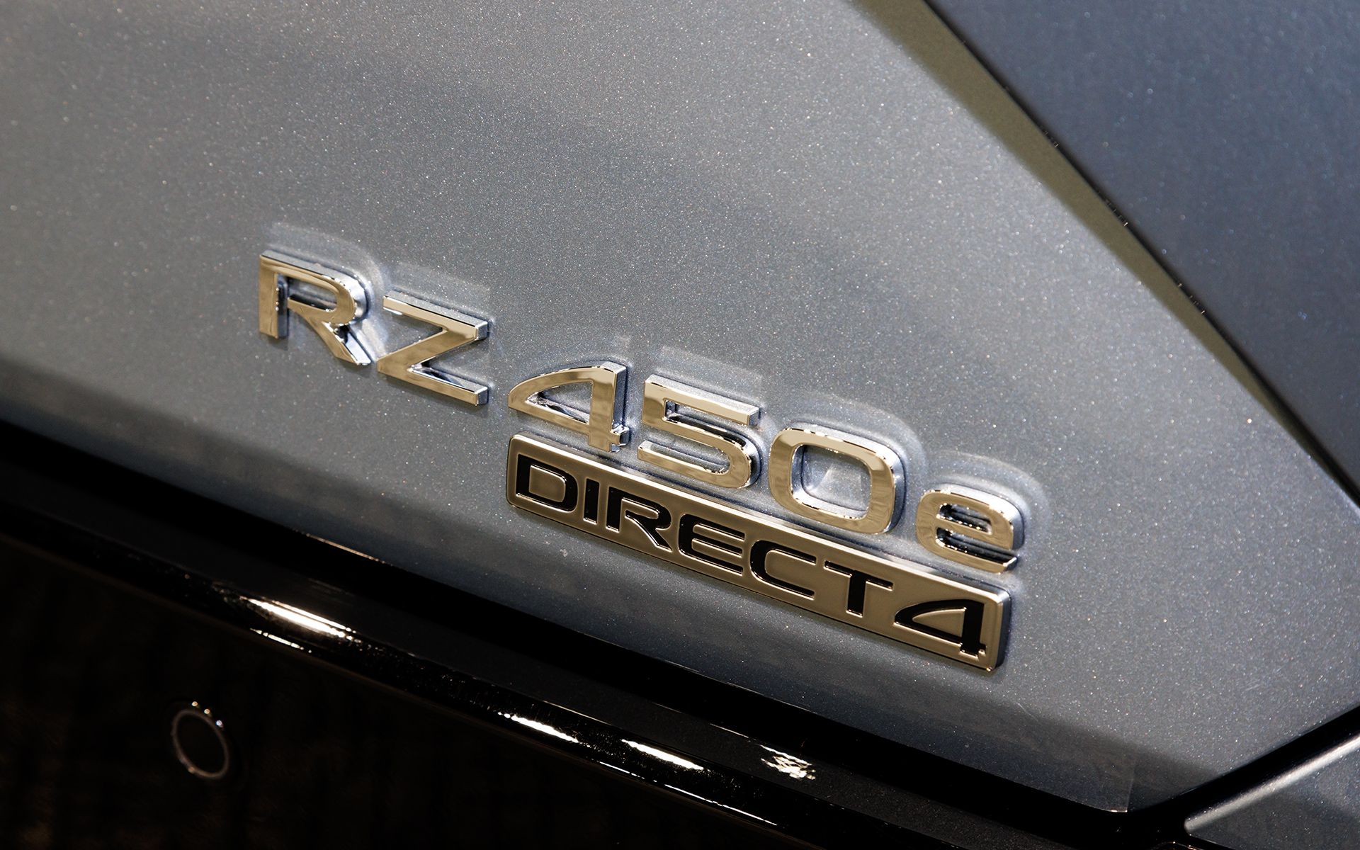テールゲートには車名と「DIRECT4」のバッヂが付く