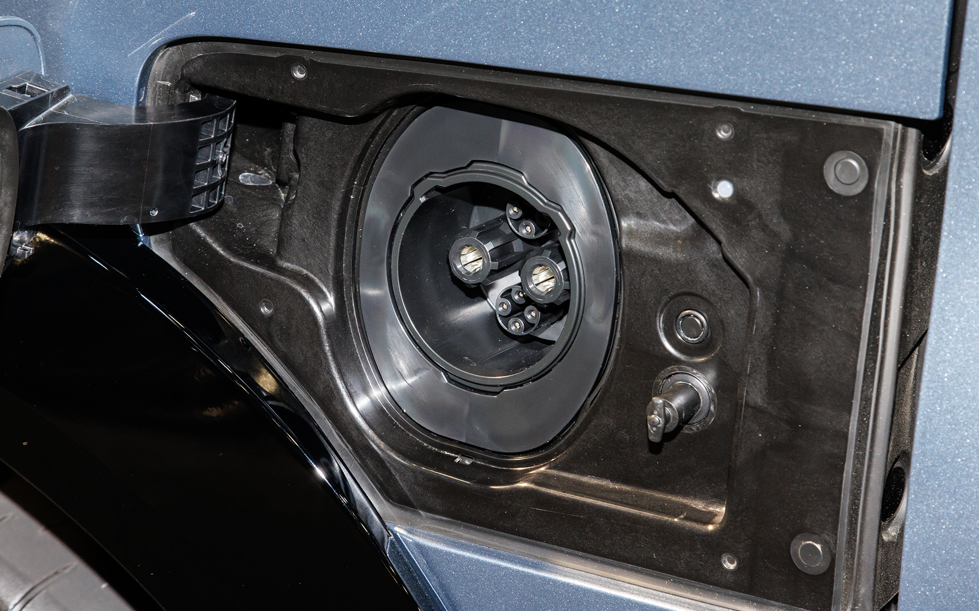 給電リッドはボディ左右に。左サイドは急速充電用で右サイドが普通充電用。仕上がりに関しては「プロトタイプなので変わるかも」とのこと