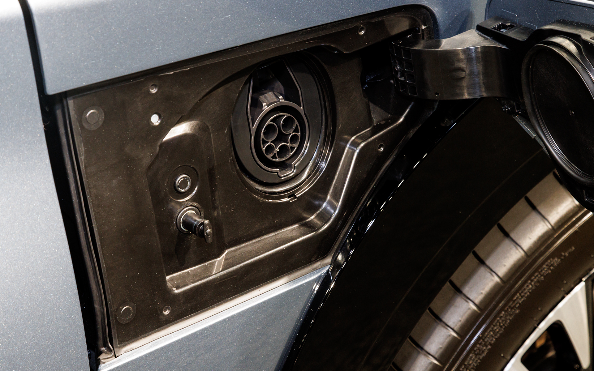 給電リッドはボディ左右に。左サイドは急速充電用で右サイドが普通充電用。仕上がりに関しては「プロトタイプなので変わるかも」とのこと