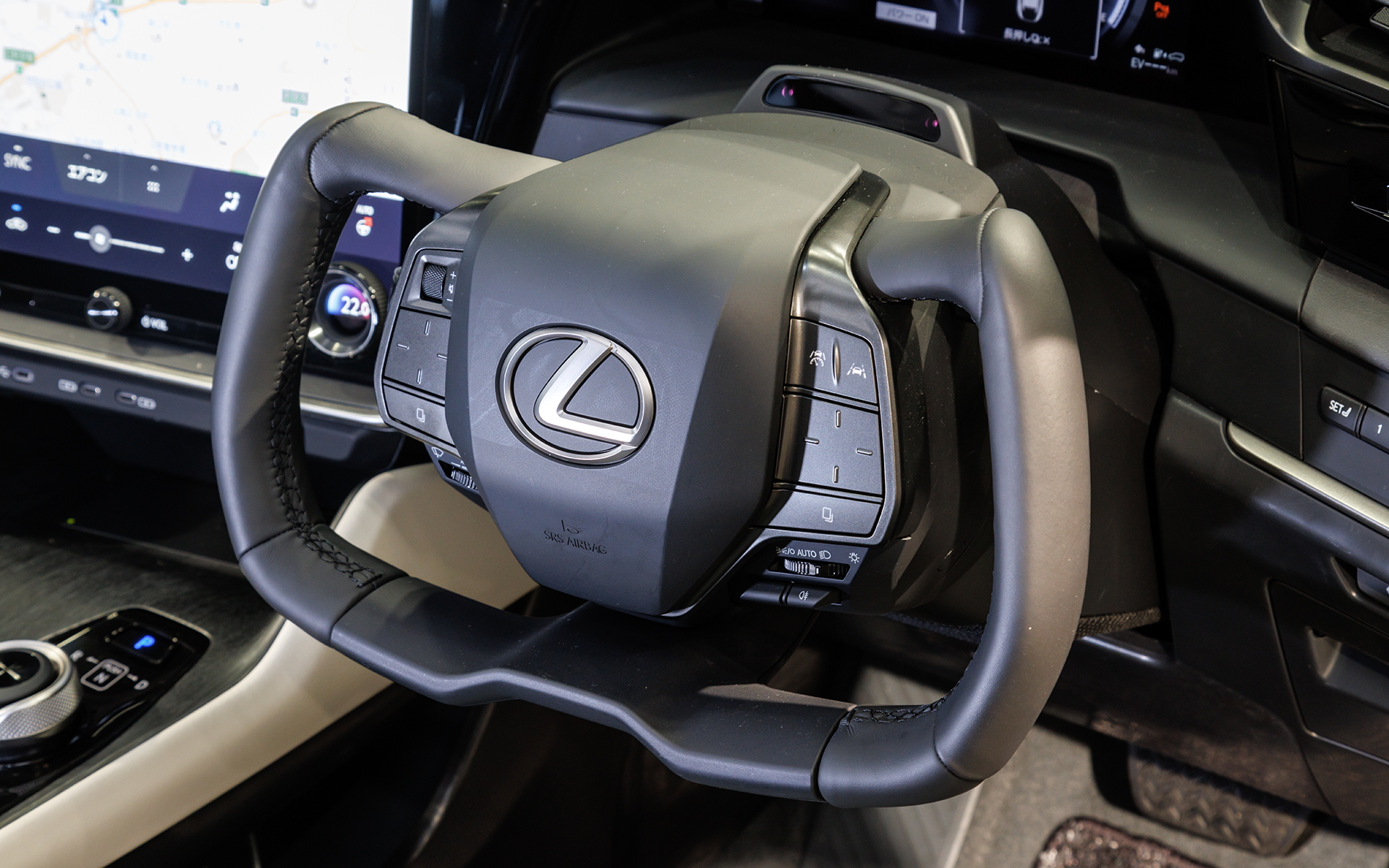 プロトタイプには新型の異径ステアリングを採用。このほか丸形3本スポークタイプも用意される