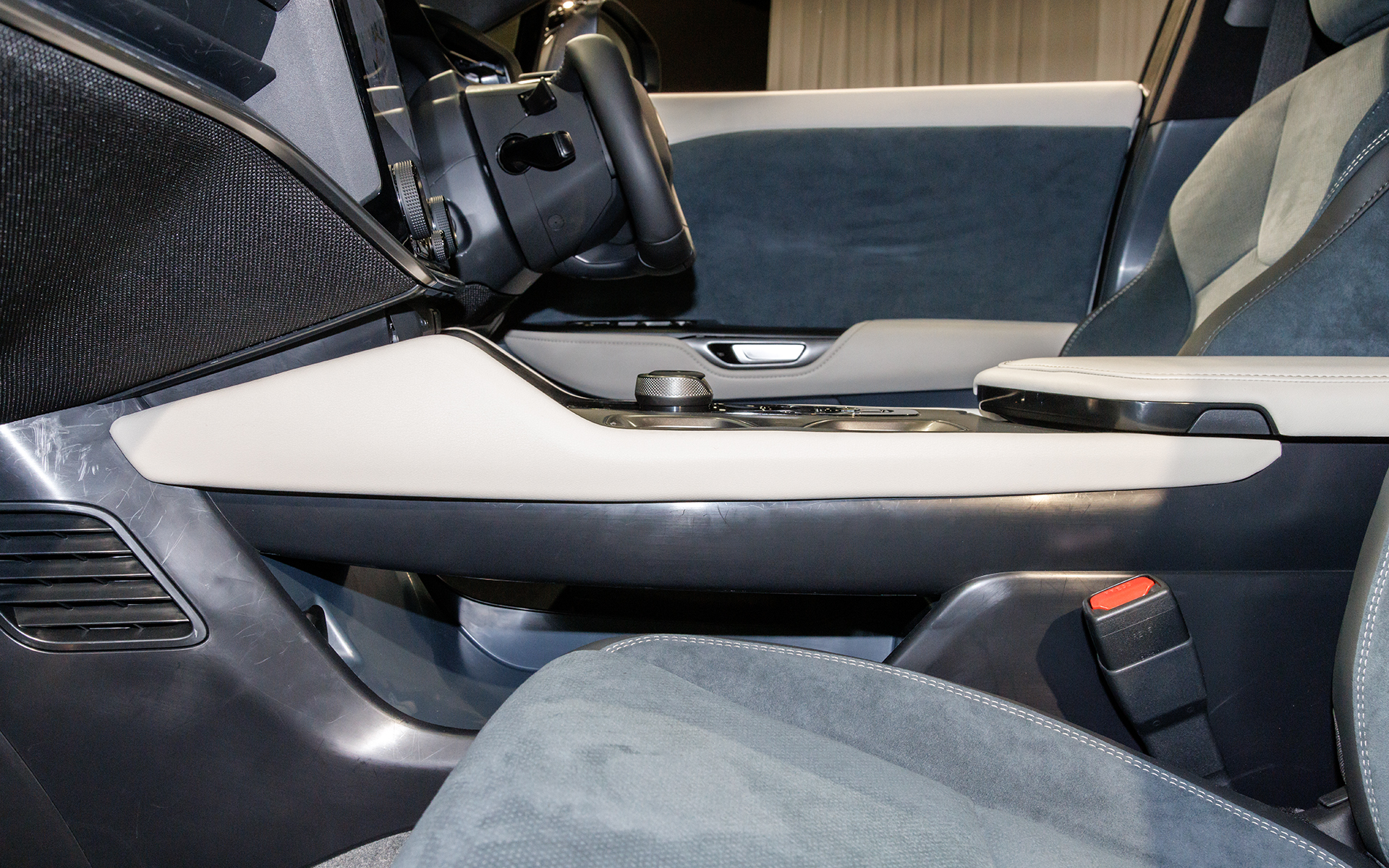 センターコンソールはBEVではお馴染みの2段式。下部は収納スペースとなる