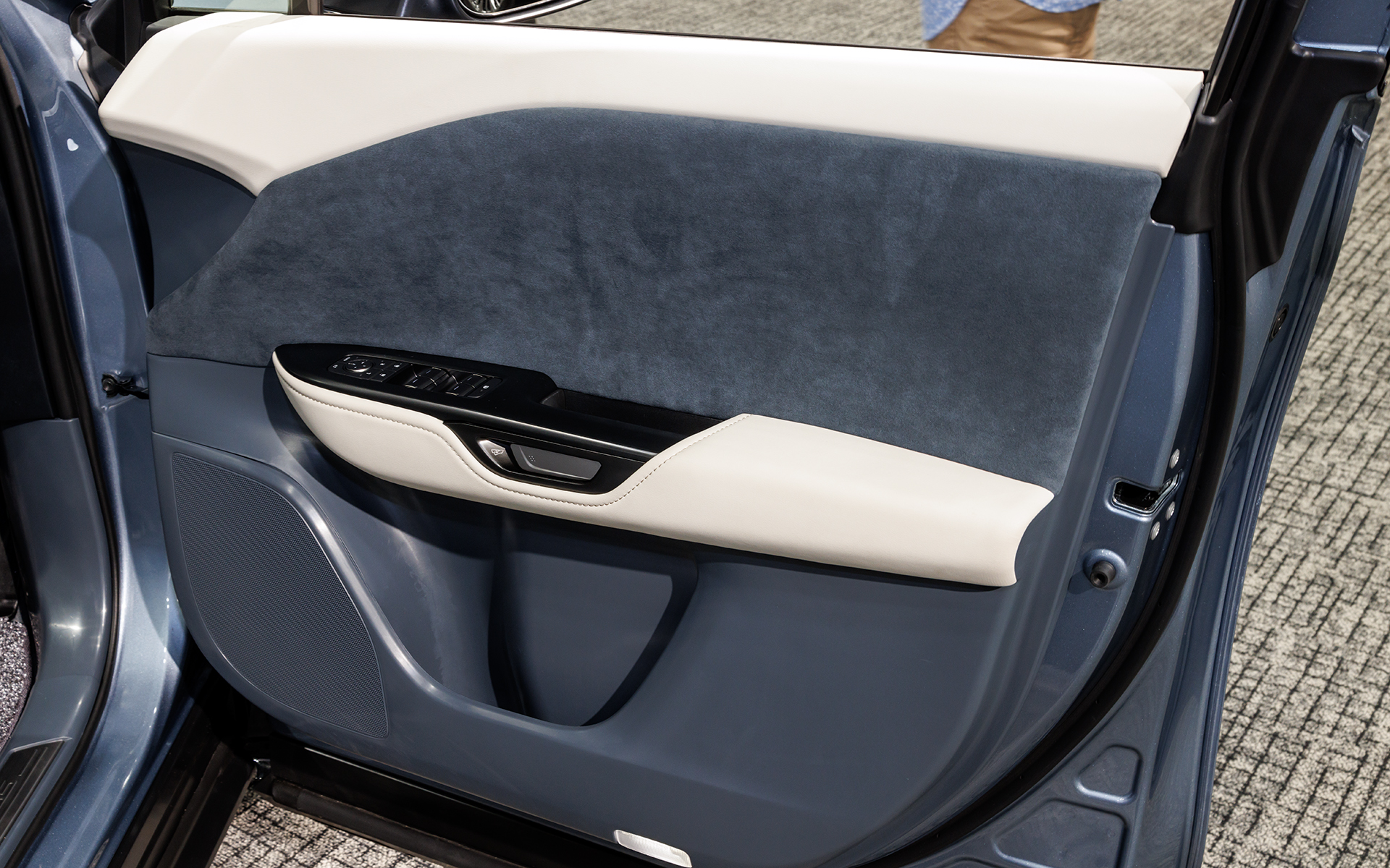 室内の表皮は東レ製ウルトラスエードと合成皮革の組み合わせ。ドアラッチはNXから採用された電気式の「e-ラッチシステム」を採用