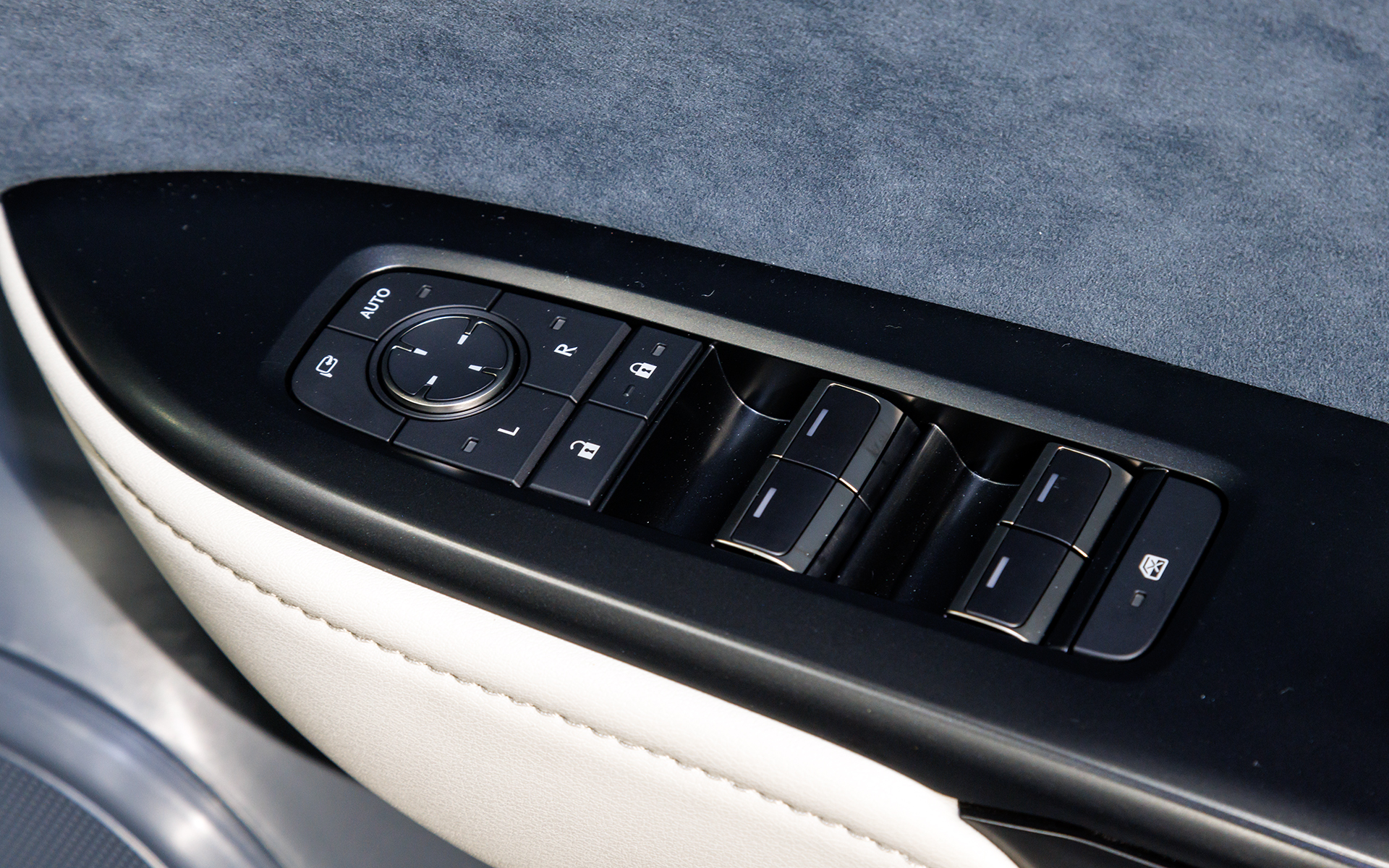 運転席ドアアームレストにはパワーウィンドウとドアミラーのスイッチを配置