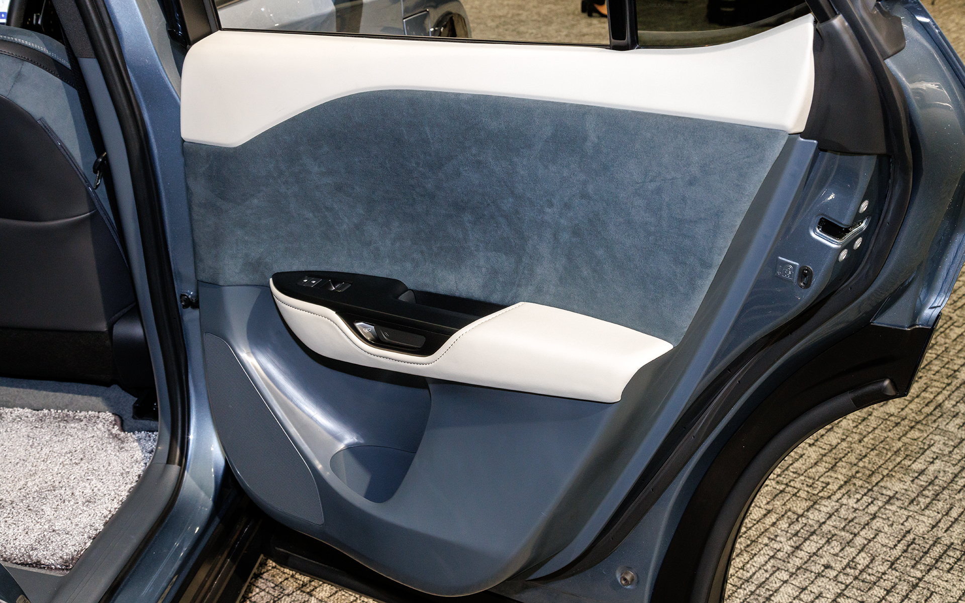 リアドアのドアトリム