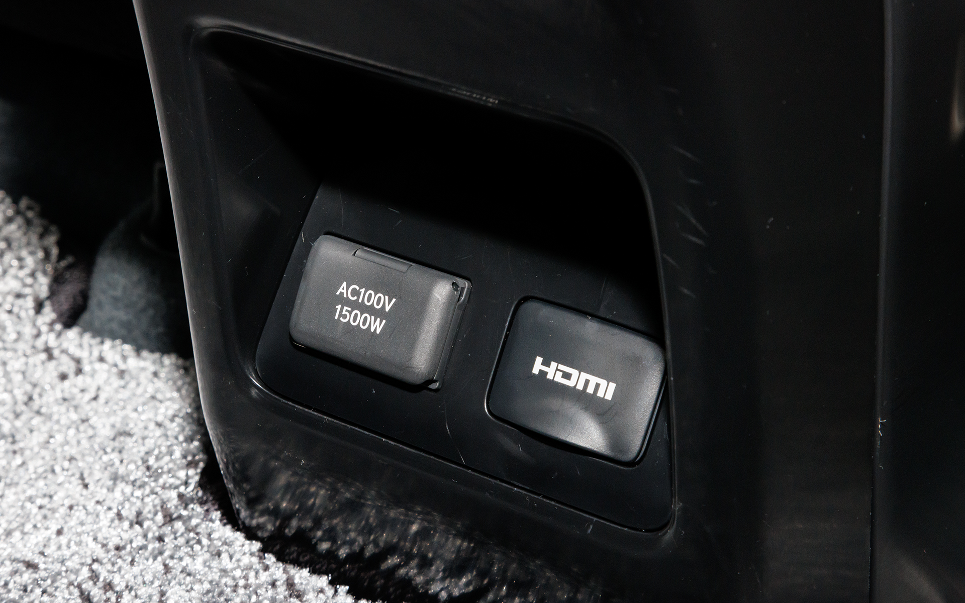 足下に1500W対応のAC100Vコンセントを装備