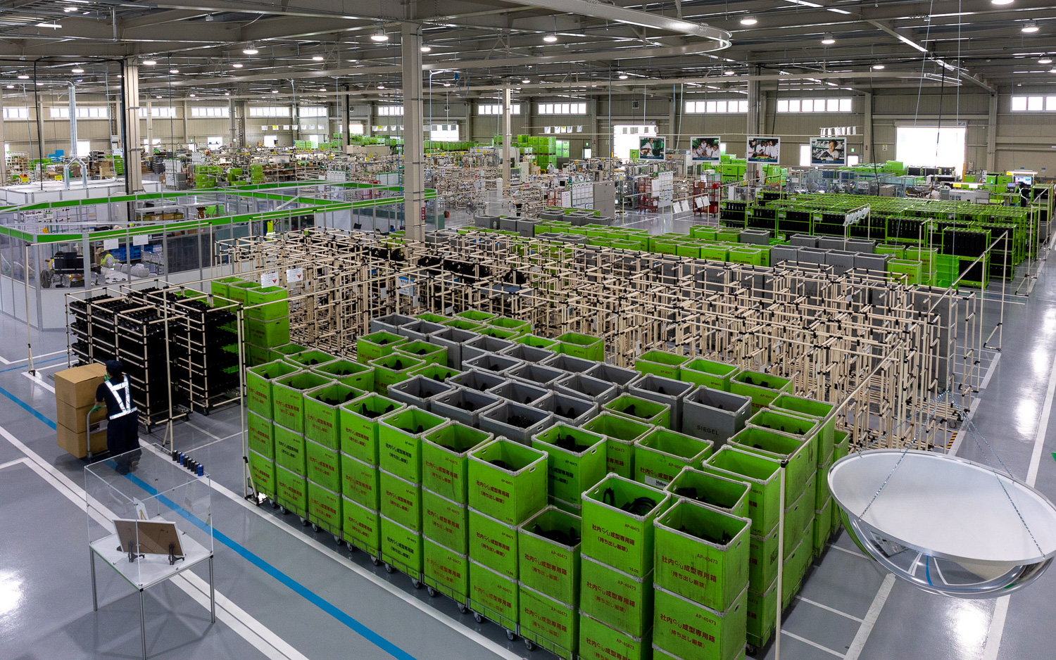 工場内全景。広々とした組み立てフロアが広がる