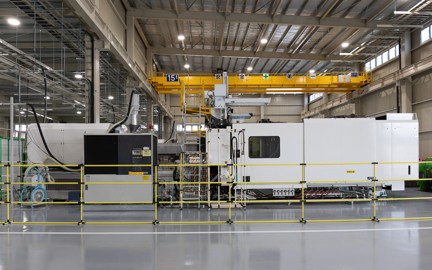 苅田工場内に設置された射出成形機。かさばる部品を工場内で内製することで、輸送の際のエネルギーロスなどを低減していく