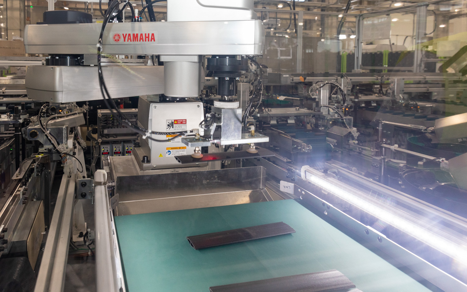 アクティブグリルシャッターの自動化工程部分。フラップのピックアップが画像センサーなどを用いて自動化されていた