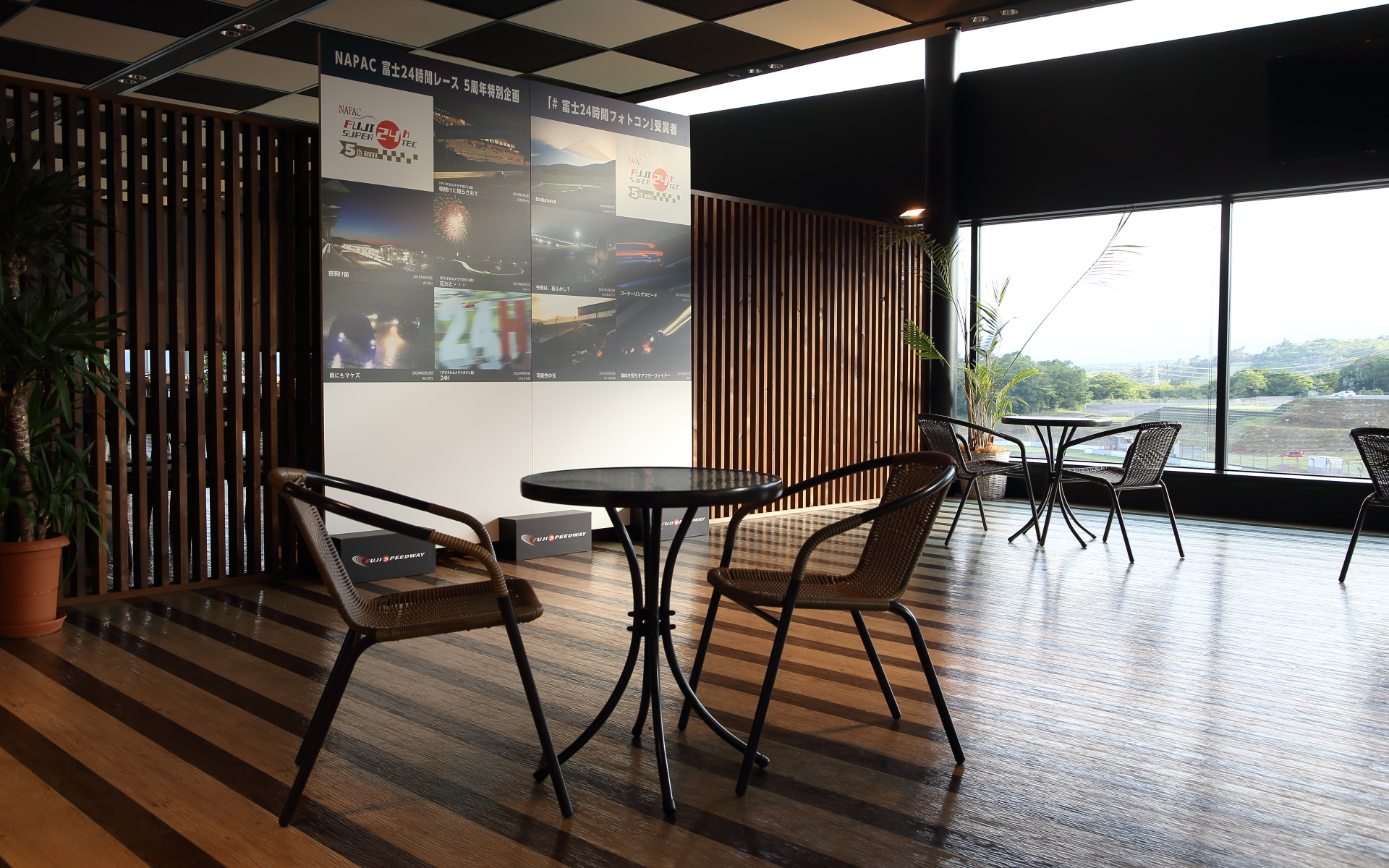 レストラン「CRANE Garden」内のラウンジに展示された受賞作品