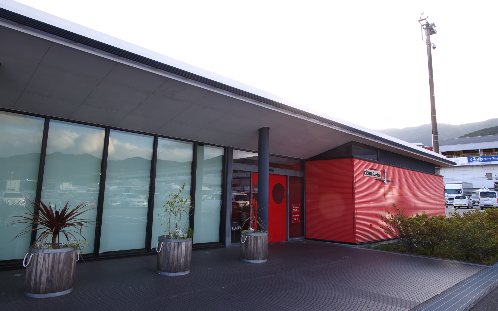 レストラン「CRANE Garden」。スーベニースショップも併設されている