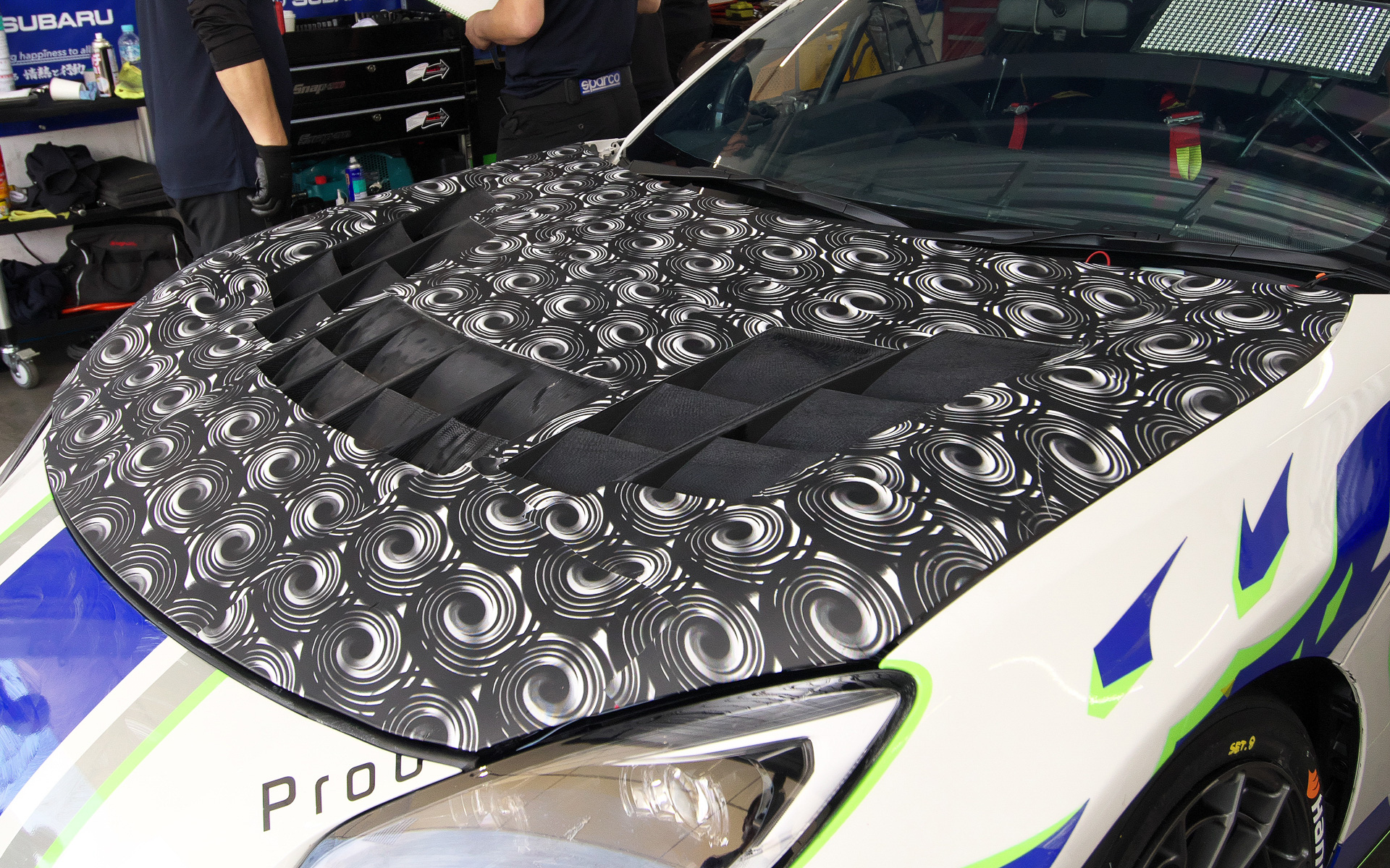 光造形で作ったというボンネットのエアアウトレット