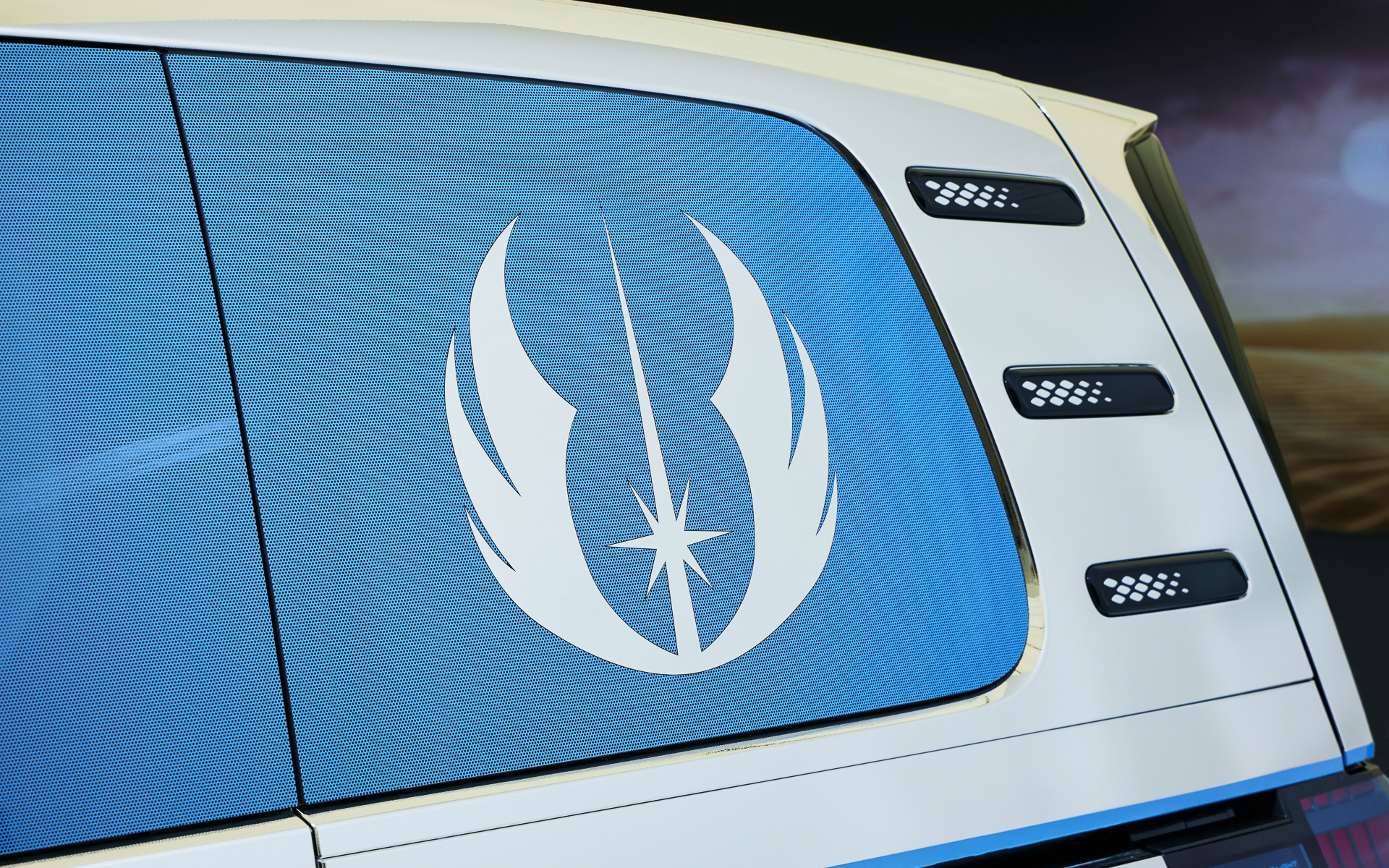 ジェダイ騎士団のロゴがあしらわれる