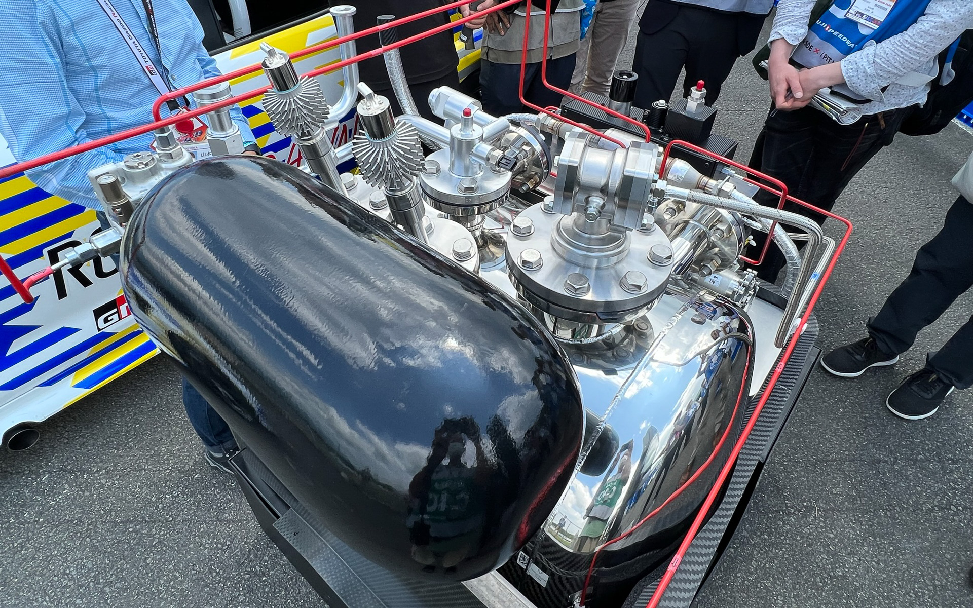 液体水素ユニット。ここに液体水素をため込み、気化してエンジンへと送り込む。燃焼過程はこれまでの水素カローラと同様になる