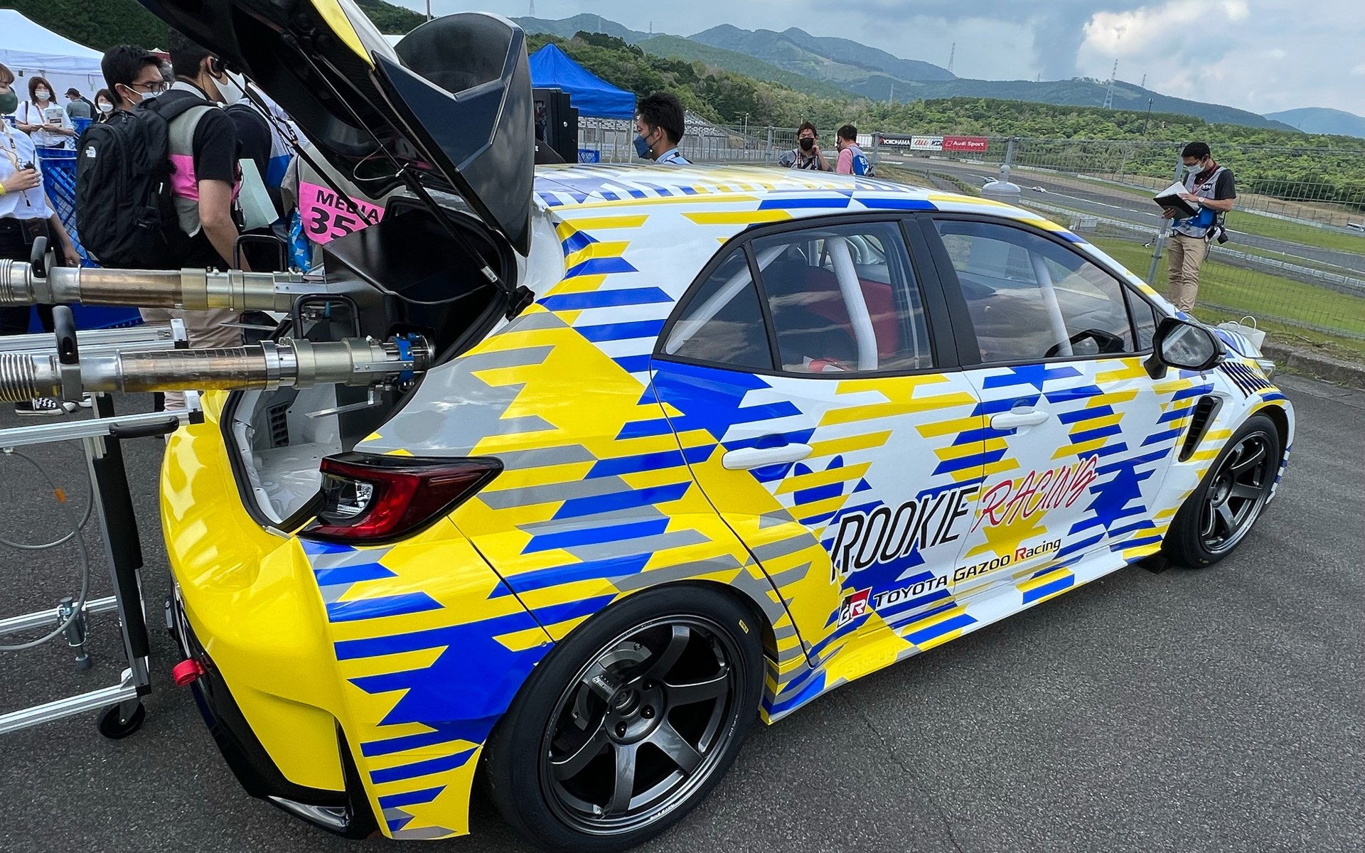 2本のホースで液体水素カローラへ