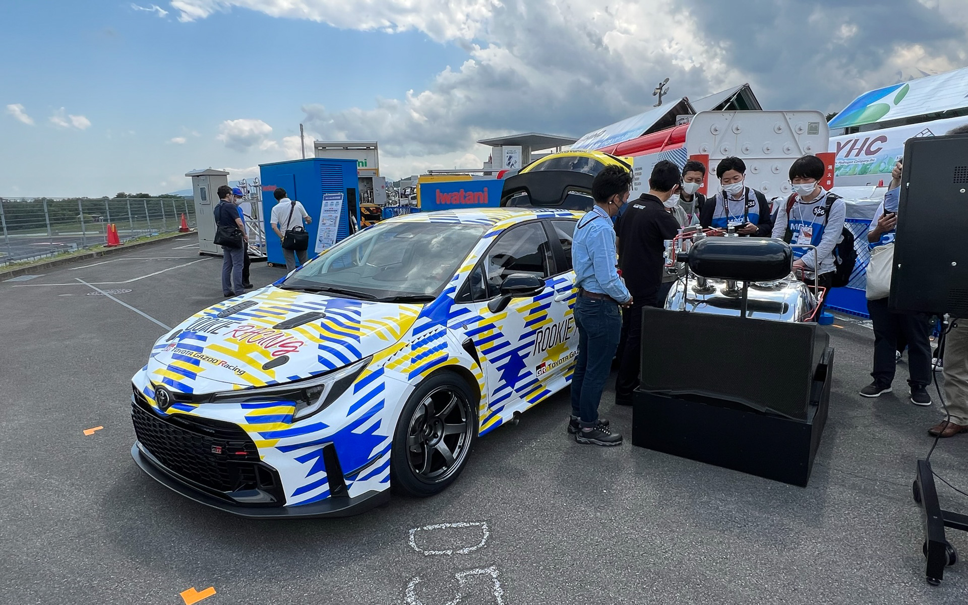 世界初公開された液体水素供給ユニットと液体水素カローラ