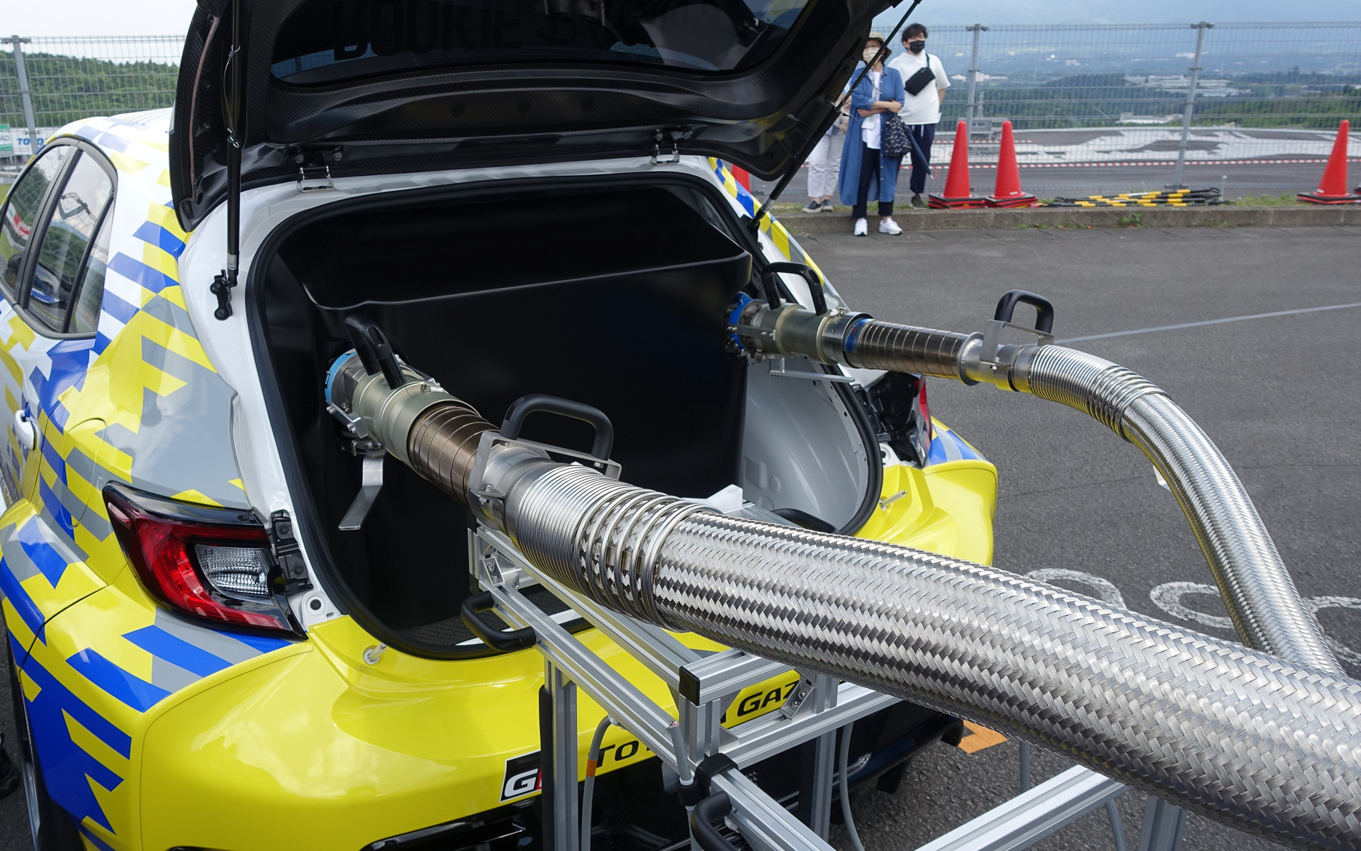 給水素の状態。液体水素を充填というと、ロケットの発射準備などで見るシーンと仕組みは同じ