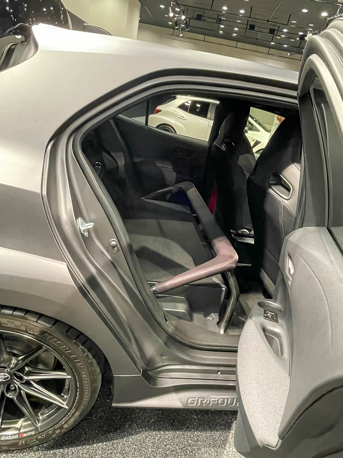 後席のあったところにはバーで荷物置き場が。グッドアイデア！