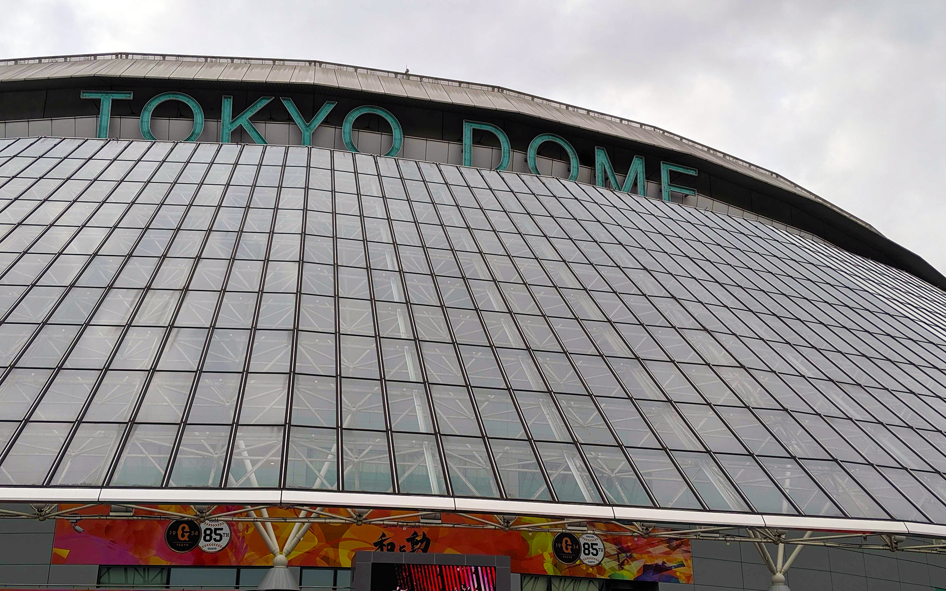 人混みは得意ではないのですが、「東京ドームライブのときの人の多さに比べたら……！」「モーターショーのときの人混みに比べたら……！」って思って自分を励ますことが多いです