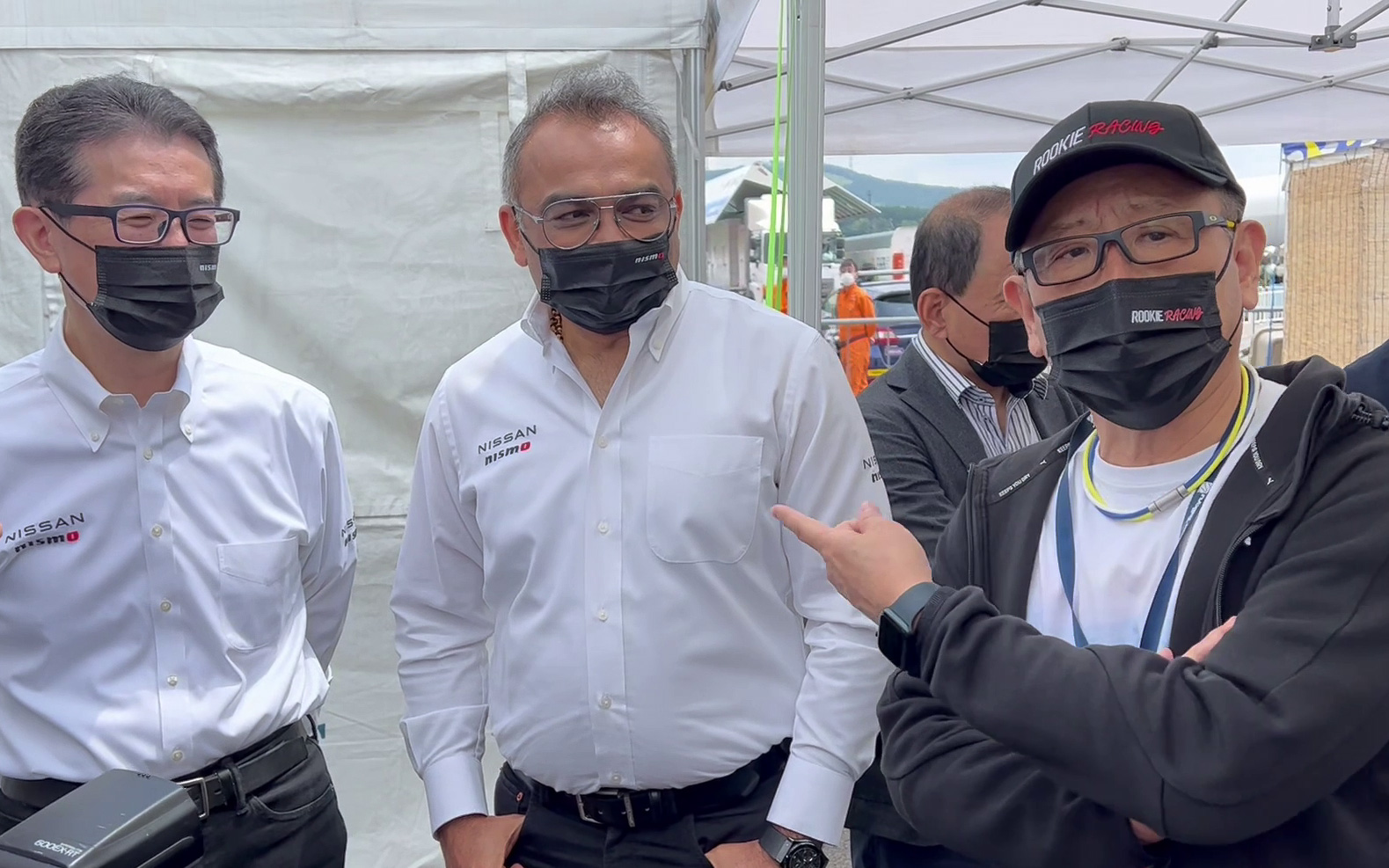 左から日産モータースポーツ＆カスタマイズ株式会社 社長 片桐隆夫氏、日産自動車株式会社 COO アシュワニ・グプタ氏、モリゾウ選手ことトヨタ自動車 代表取締役社長 豊田章男氏。「東京オートサロンでは～」と語り中