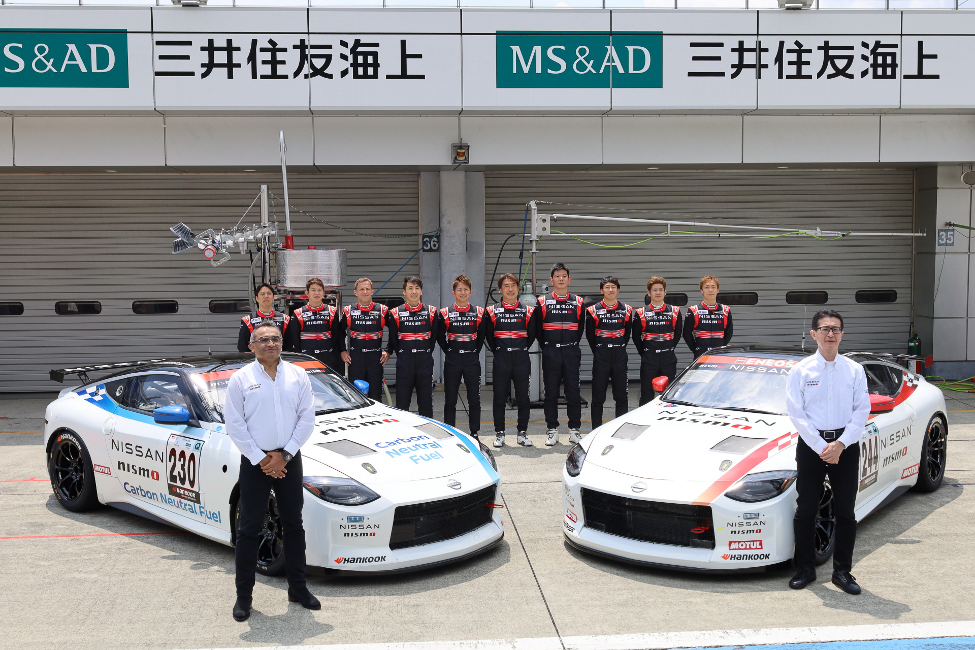 新型Zベースの「Nissan Z Racing Concept」。日産自動車 COO アシュワニ・グプタ氏（左）と日産モータースポーツ＆カスタマイズ代表取締役兼CEO 片桐隆夫氏