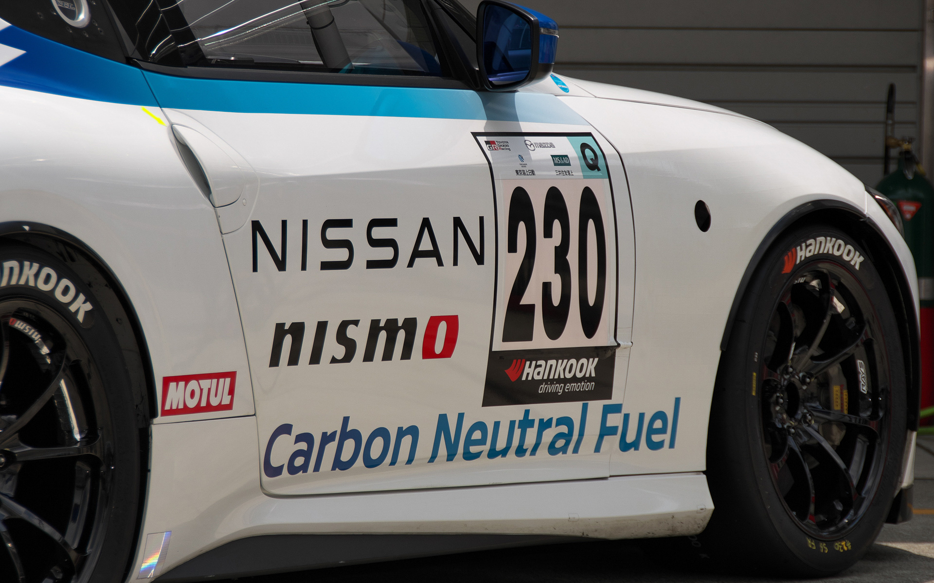 予選まではCarbon Neutral Fuelの文字はなかったが、決勝レース日となった6月4日には230号車に貼られていた