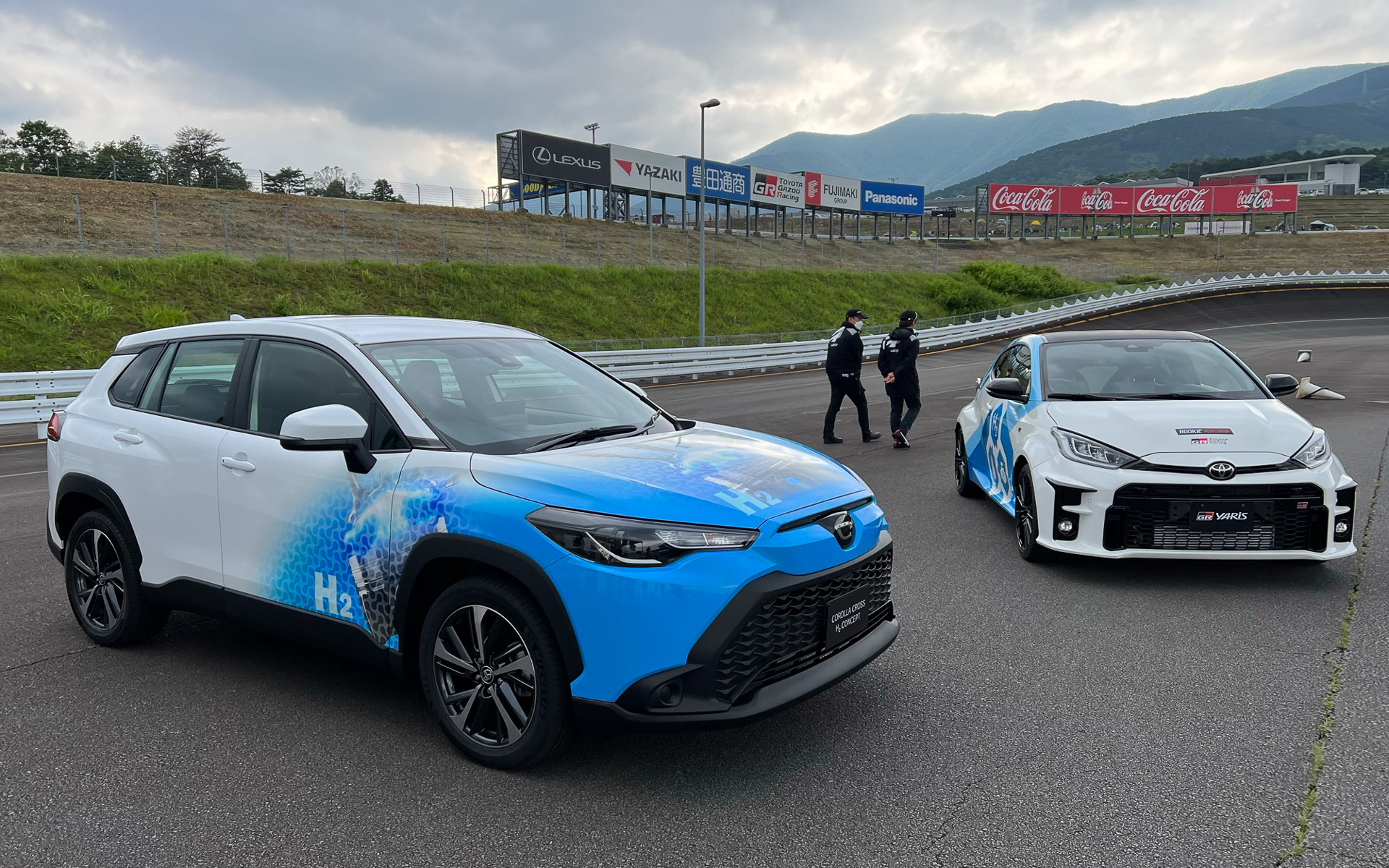 世界初公開された水素カローラクロス（左）。右は水素エンジン開発用のGRヤリス