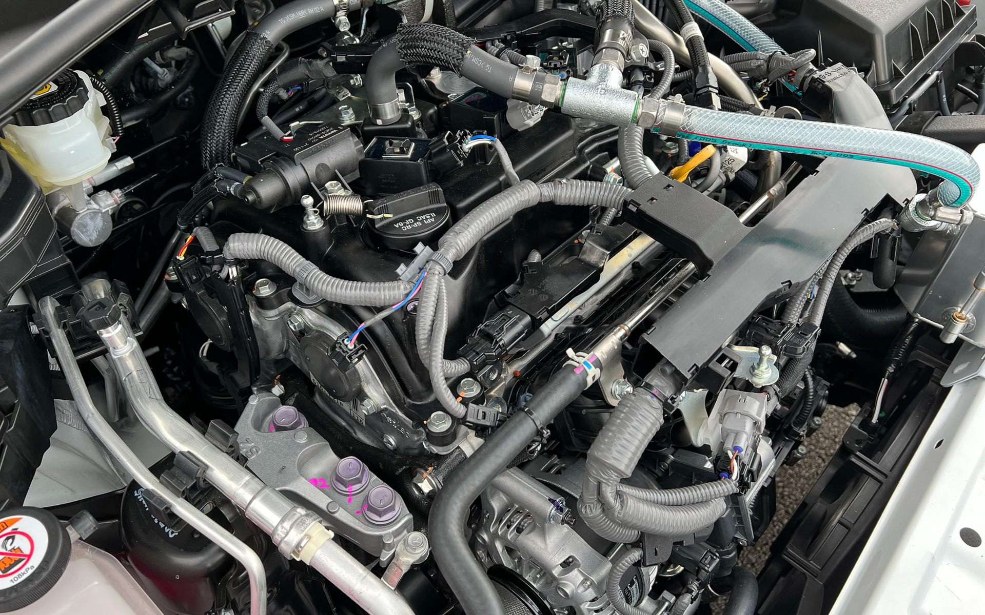 水素カローラクロスのボンネット内に収まる水素エンジン