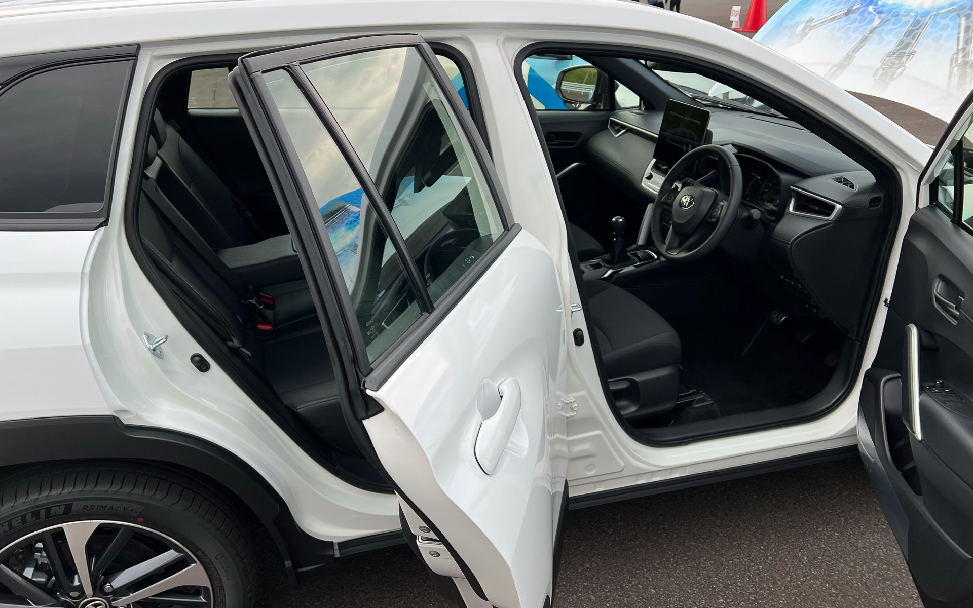 水素カローラクロスには後席がある