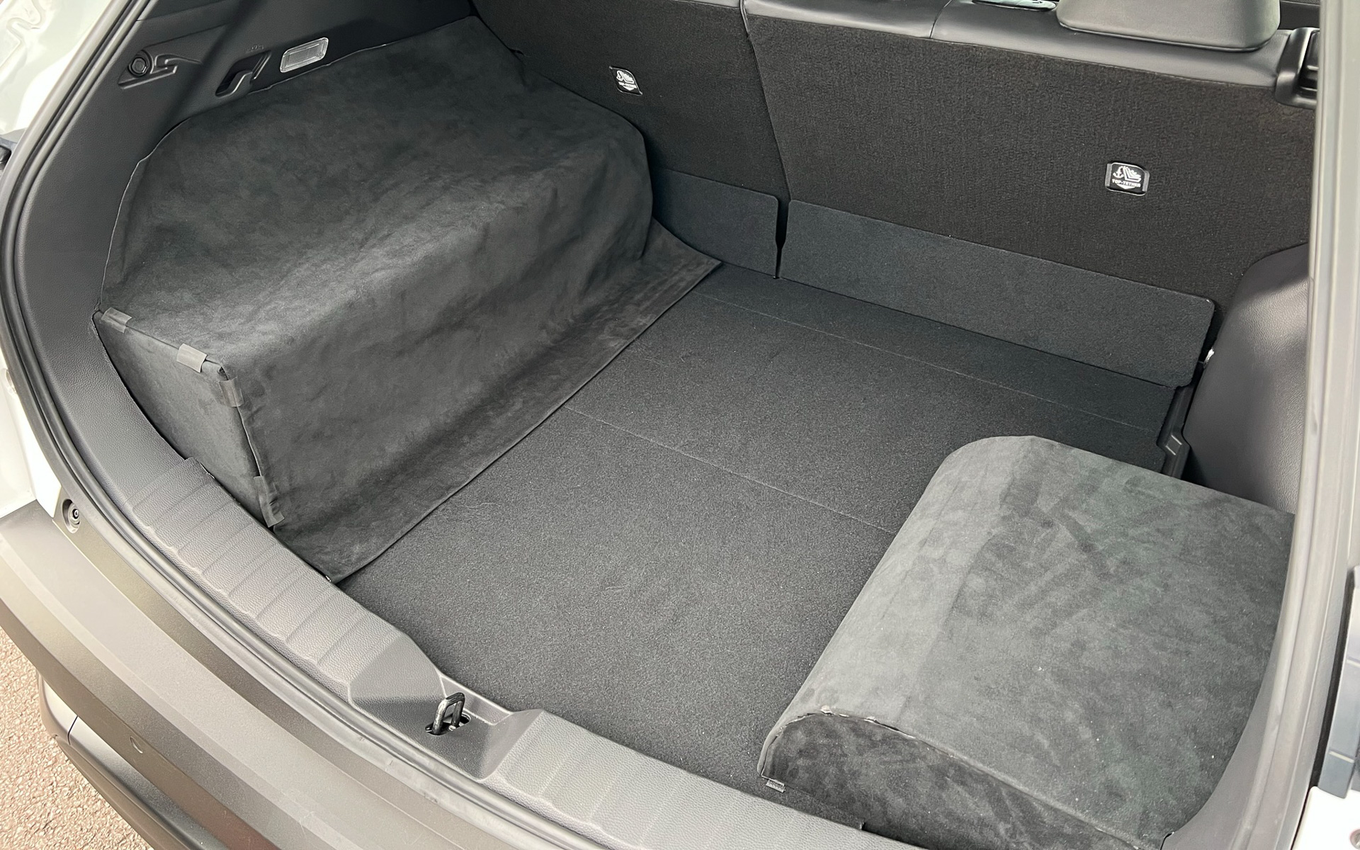 ラゲッジルーム。補機類の関係でここには出っ張りが