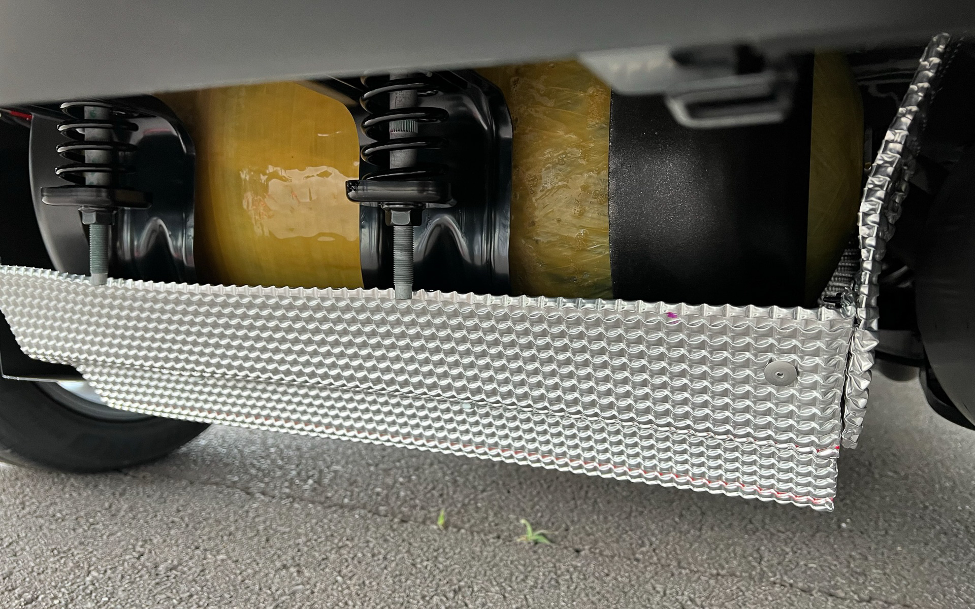 後輪の後ろに取り付けられている高圧水素タンク