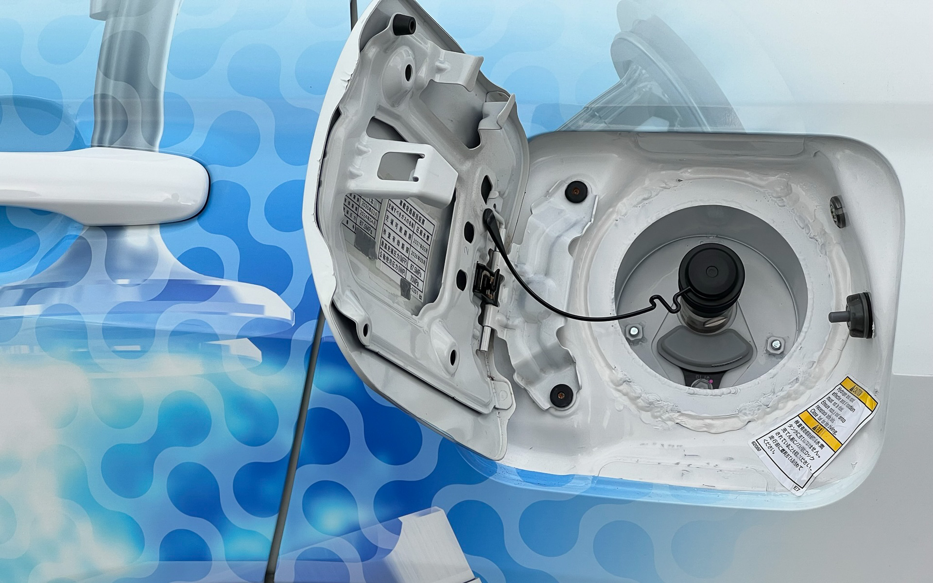 水素充填口。こちらは規格部品で新型ミライのものを流用