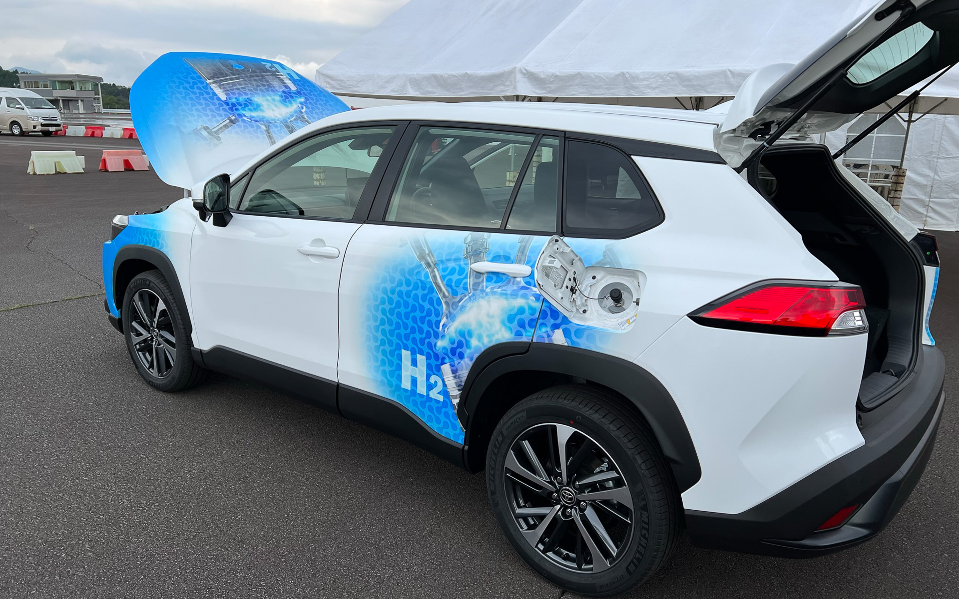 水素カローラクロスの航続距離は不明。どの程度の高圧水素タンクを積むのか、実用域での水素燃費改善など、それらによって実用的な距離に持っていく必要がある