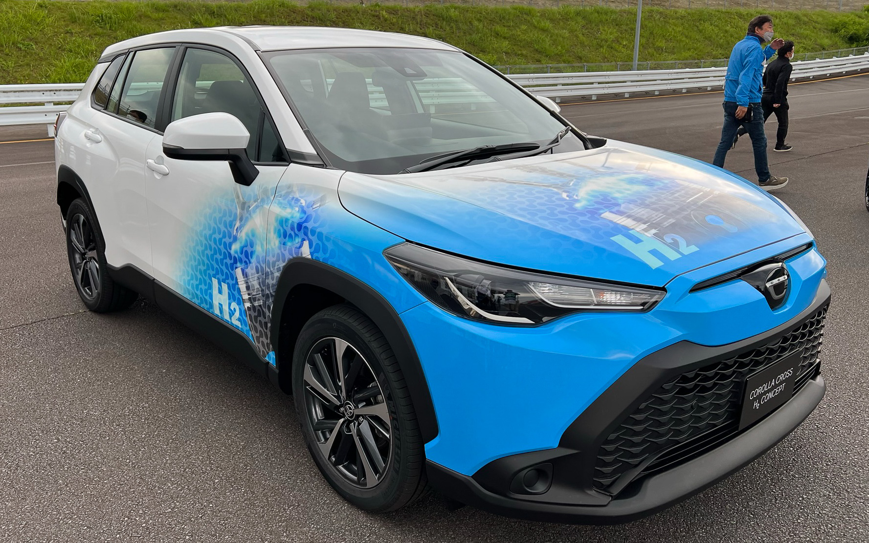 水素エンジンを搭載した水素カローラクロス。後席がある