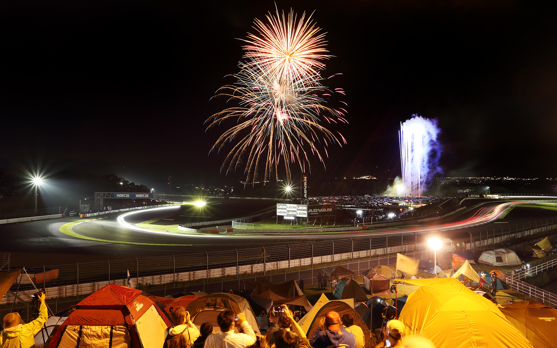 独特な雰囲気に包まれる24時間レースの夜間走行