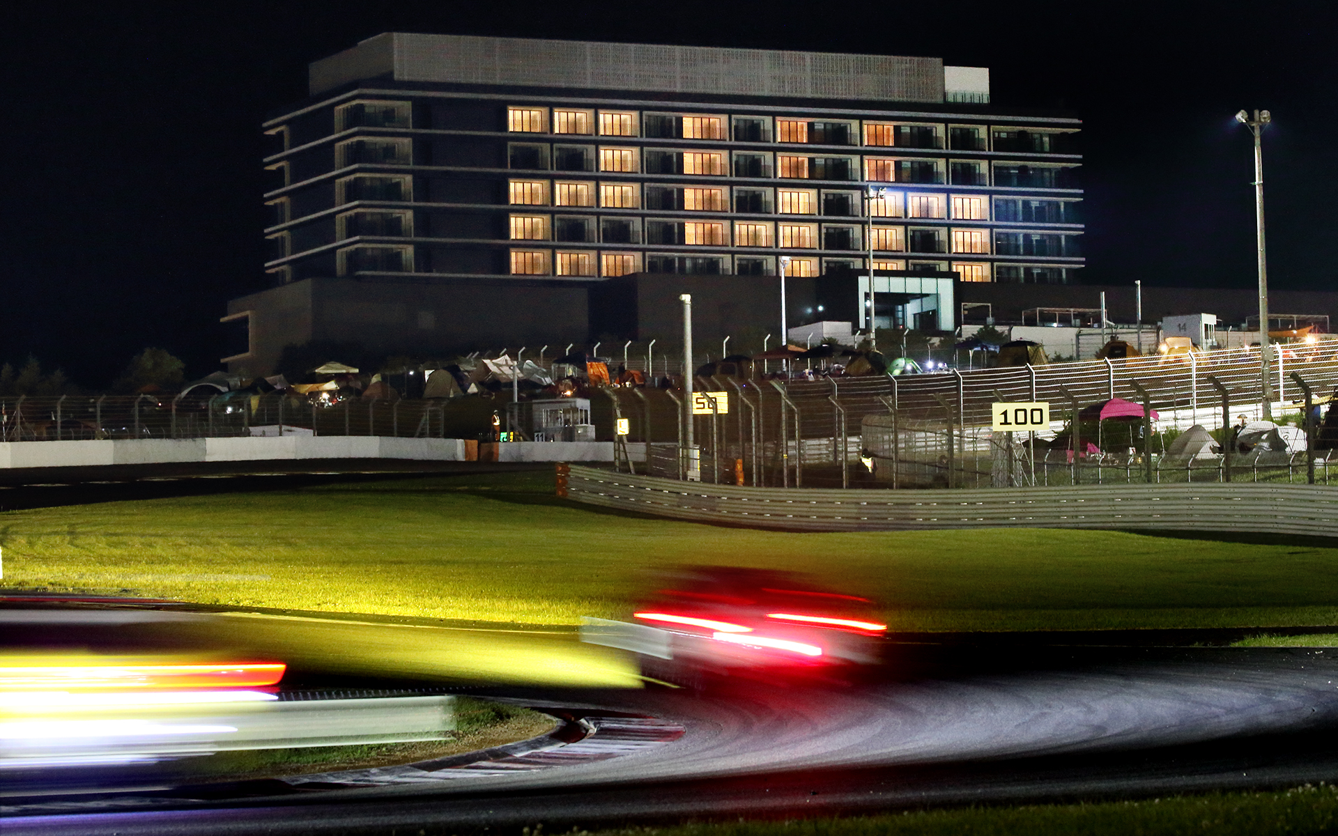 今秋に開業する富士スピードウェイホテルの窓には「24h」の灯りが点されていた