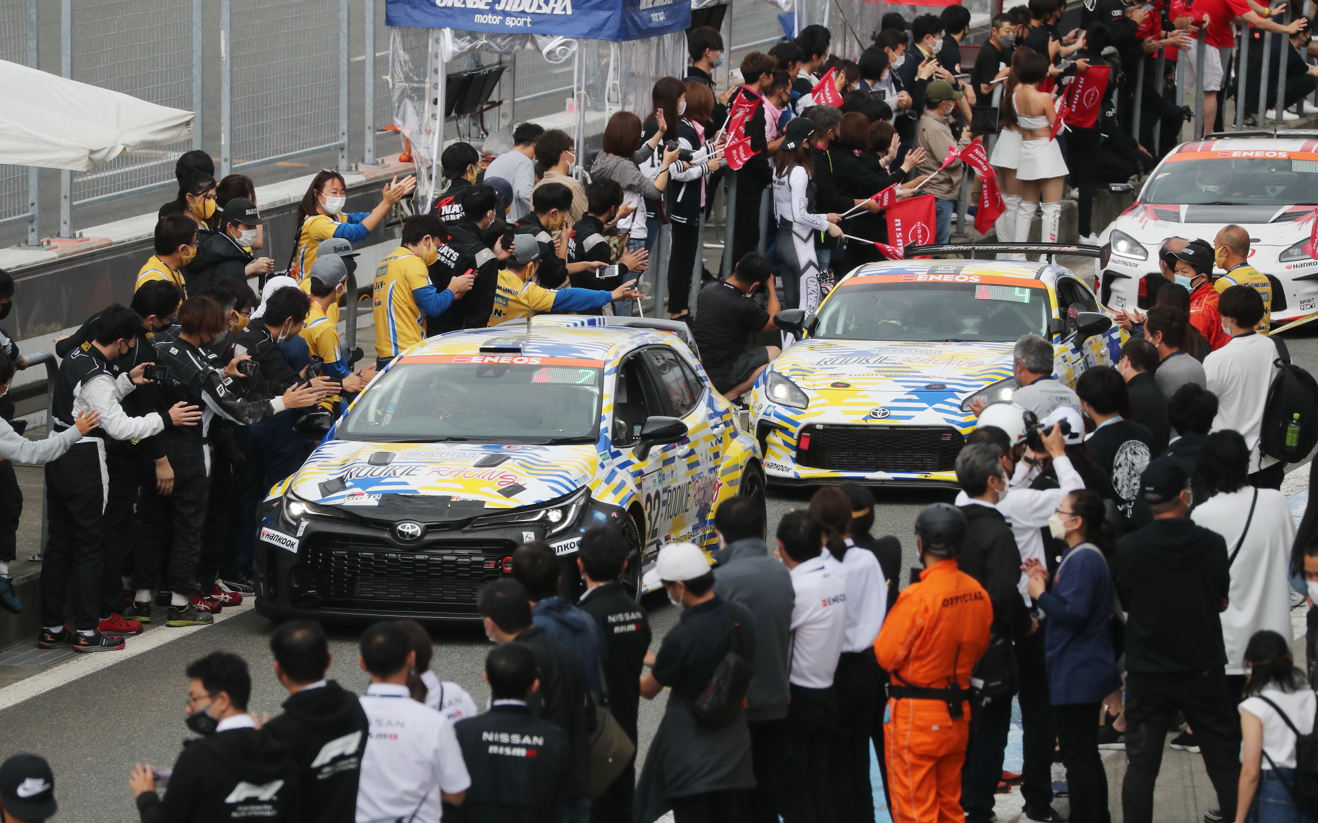 24時間レースを完走したマシンを称える関係者