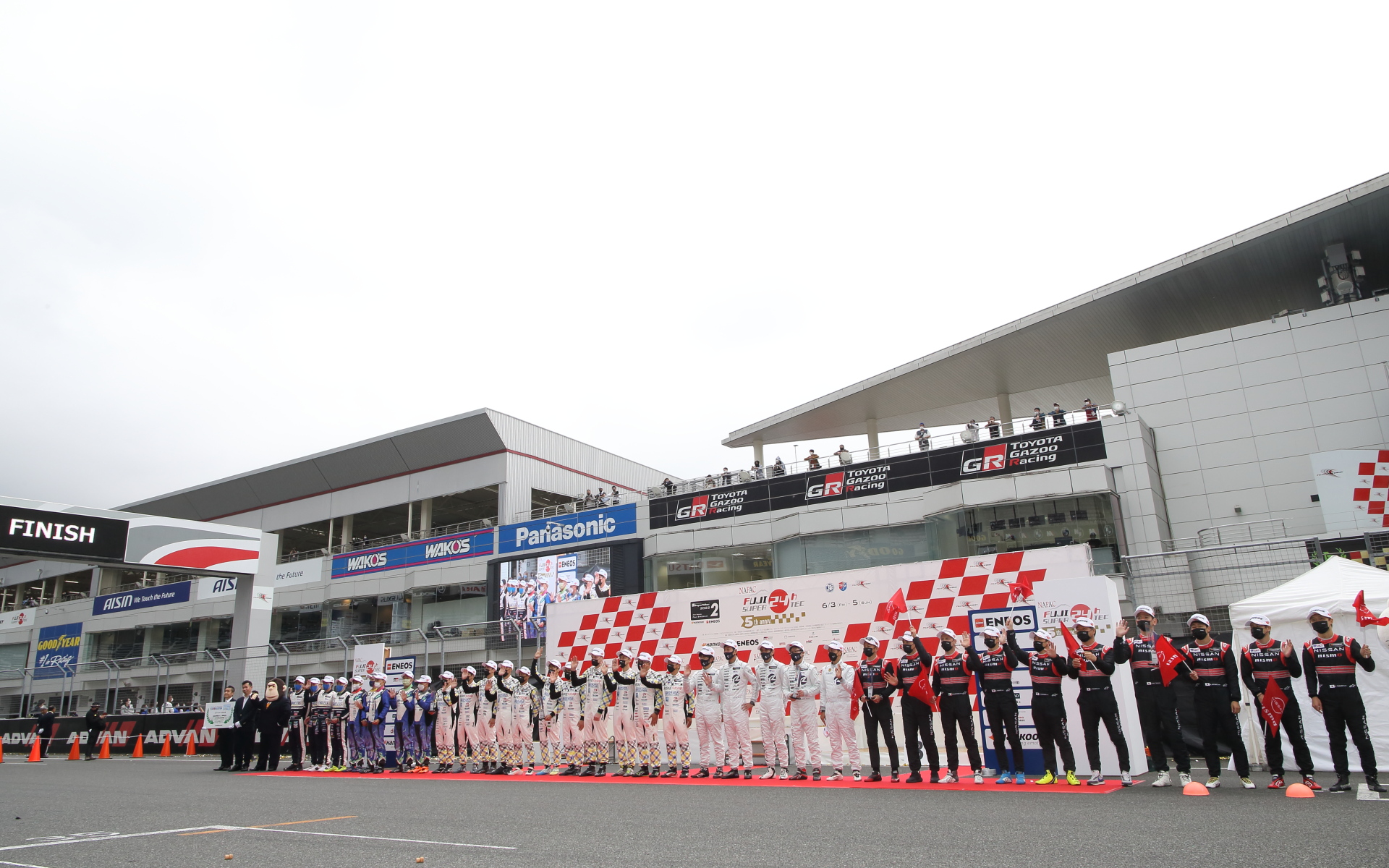 表彰式はホームストレートの特設表彰台で実施された