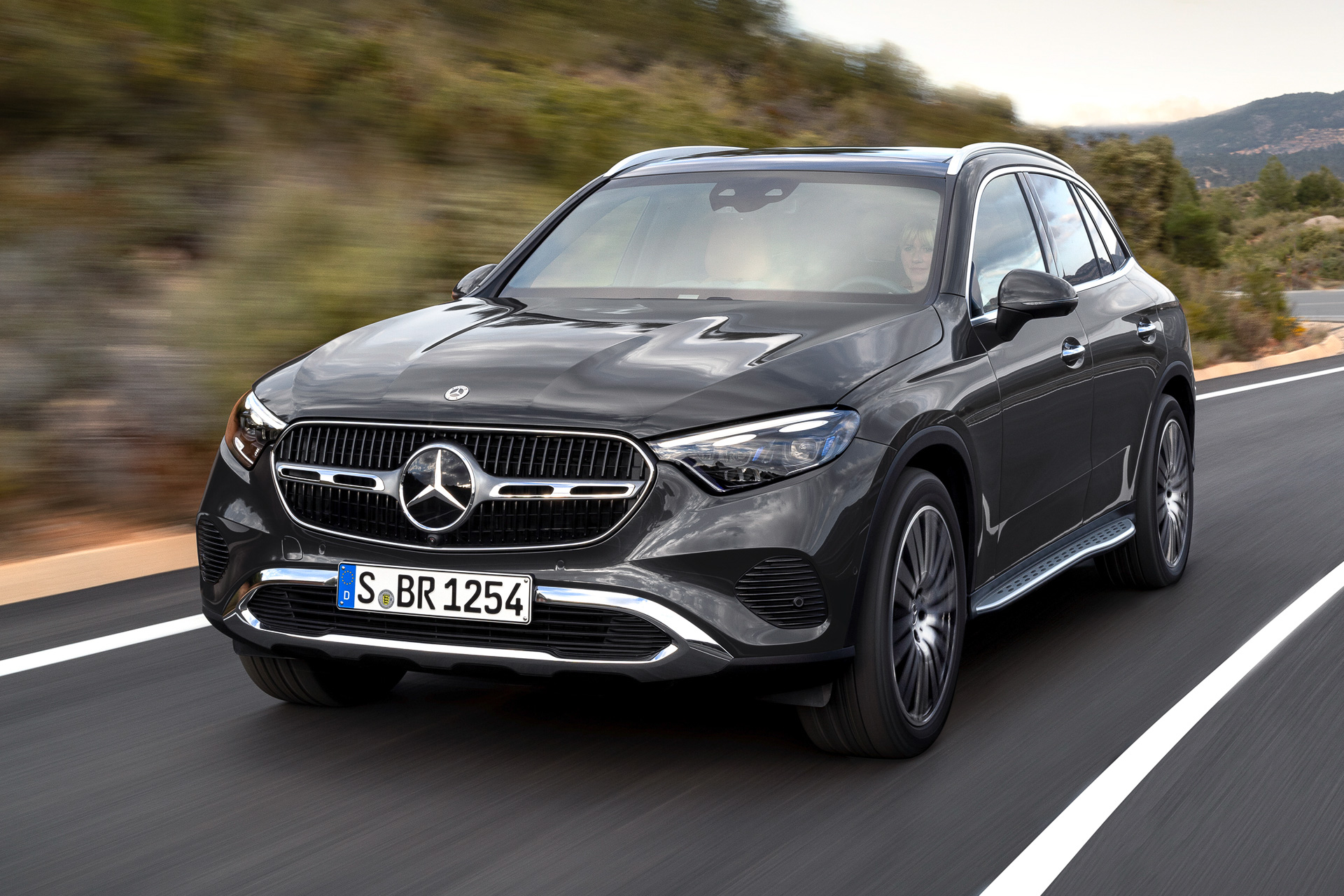 メルセデス・ベンツがラグジュアリーSUVの新型「GLC」のワールドプレミアを行なった