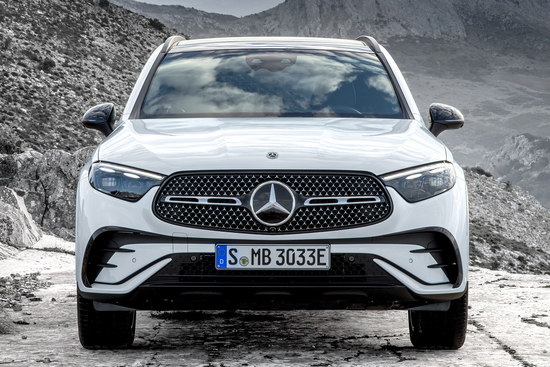 ボディサイズは4716×1890（ミラーを含むと2075）×1640mm（全長×全幅×全高）、ホイールベースは2888mm、牽引能力は2400kg（GLC 220 d 4MATICは2500kg）