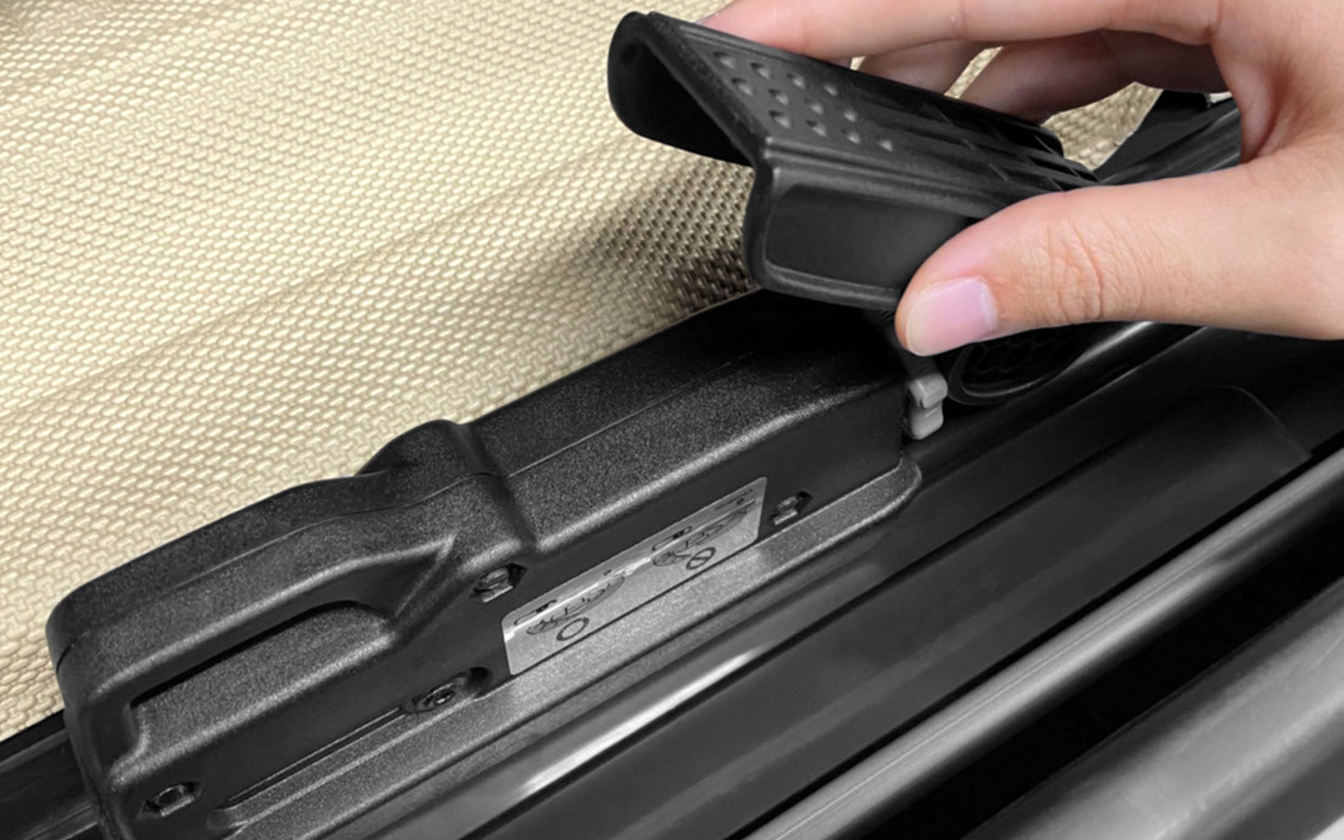 2本のフックでベースバーを挟み込む構造のメモリークランプを採用。フックの幅をベースバーに合わせて一度設定すれば、その後はレバーの開閉のみで着脱可能。フックの幅は調整可能なため、ベースキャリアの種類を問わず使用できる（実用新案登録第3180846号）