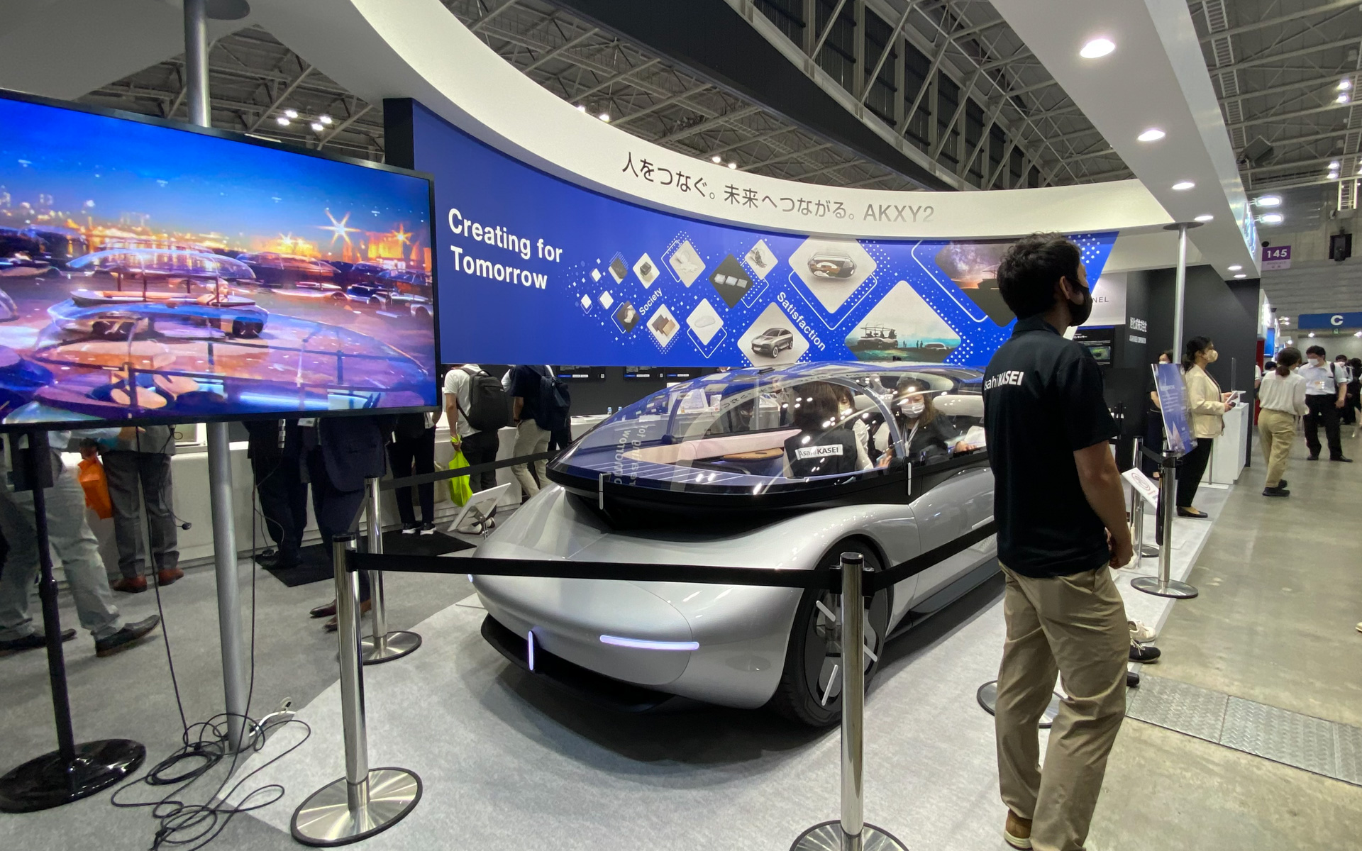 5月25日〜27日までパシフィコ横浜で開催された「人とくるまのテクノロジー展2022横浜」。リアルだけでなく、オンライン展示も併催されました。会場ではあまり大きなコンセプトカーなどの出展は少なかったのですが、その中でひときわ目をひいていたのが旭化成のコセンプトカー「AKXY2」。過去にトミーカイラZZを手がけたことで知られるカーデザイナーの石丸竜平さんが手がけ、2017年、2019年に発表してきた3代目に当たります。優雅なサンルームでリラックスしているようなキャビンが印象的。乗り降りする際にはクリアなルーフが電動で上にあがり、ステップが倒れてドアの役割を果たしていました。まさに、未来!